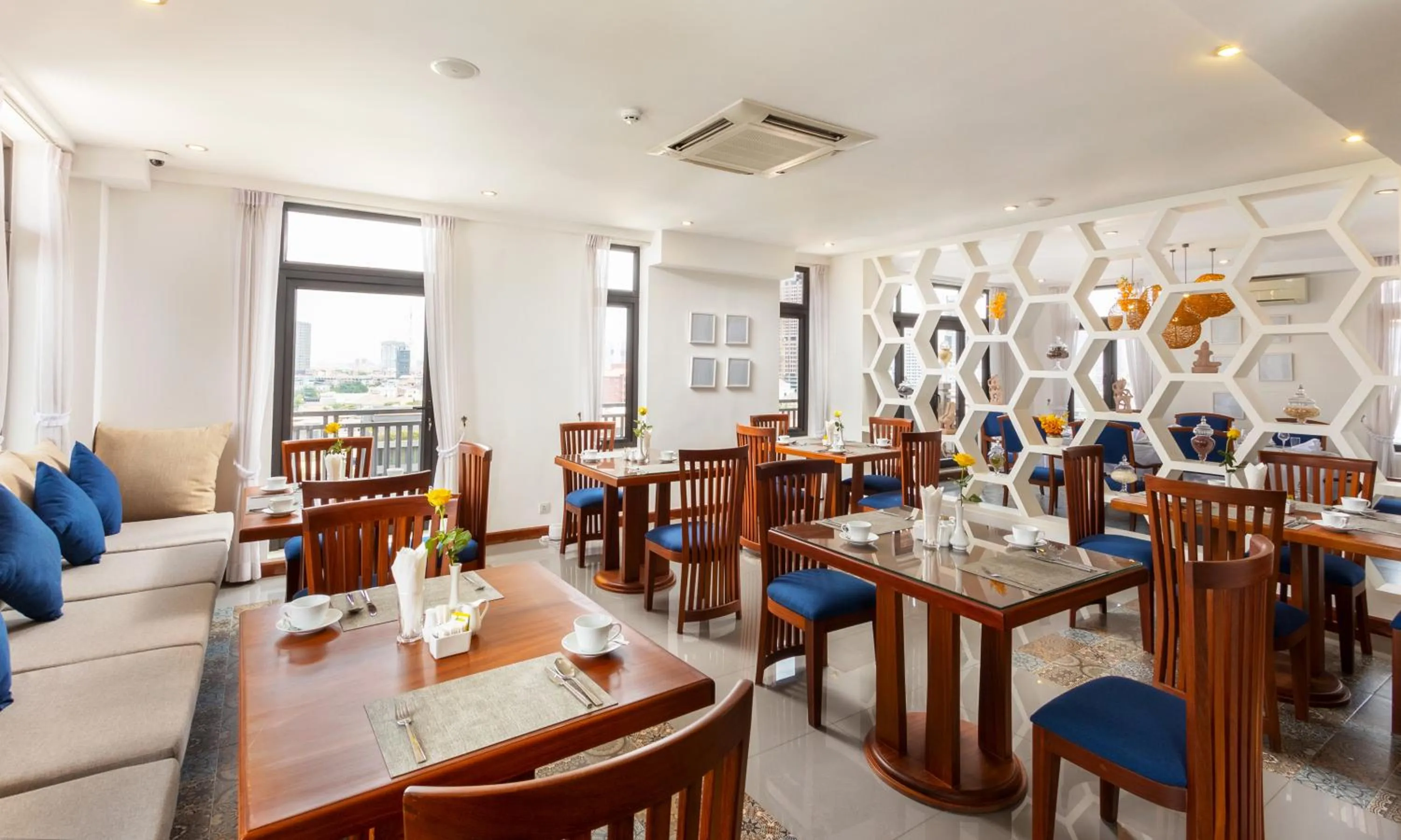 Restaurant/places to eat in Jaya Suites Hotel