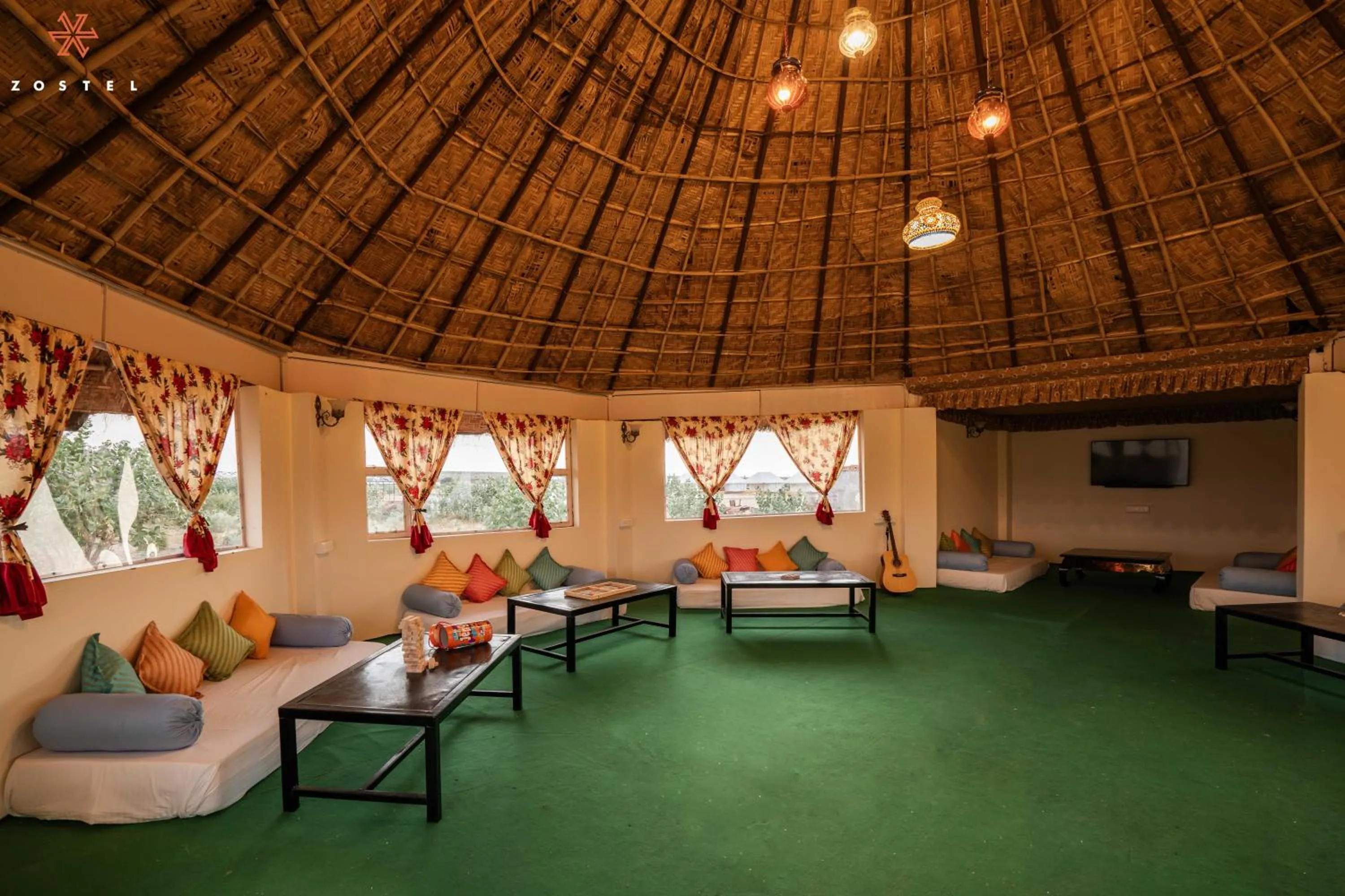 Communal lounge/ TV room in Zostel Sam Desert (Jaisalmer)