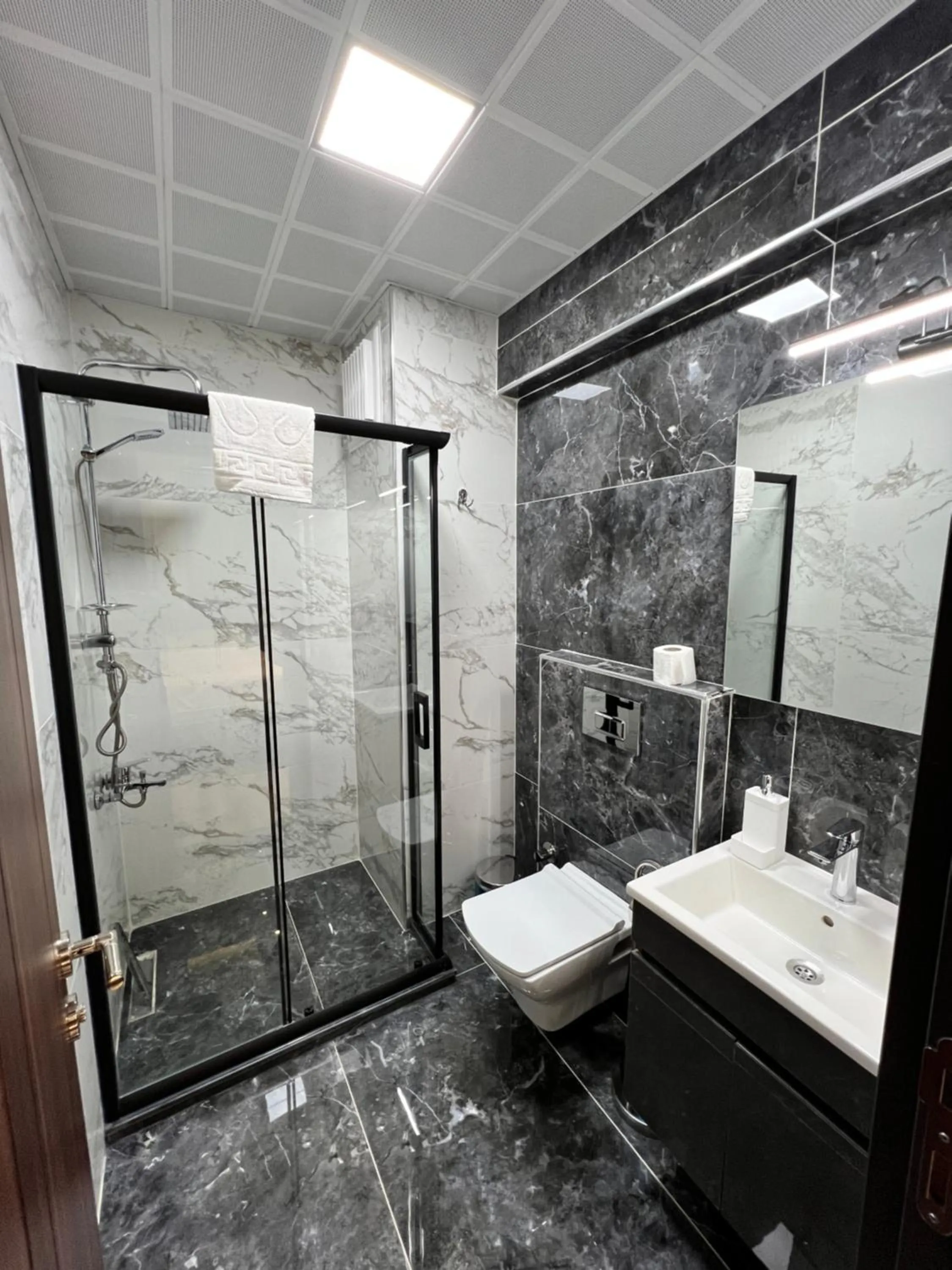 Shower in Golden Stoneluxe İstanbul Hotel