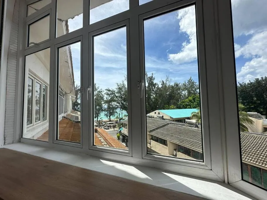 Day in 3 Bedroom Beachside apartment - 30 Secs from beach