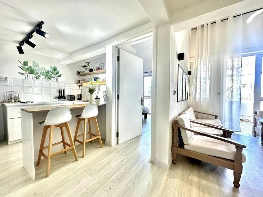 Kitchen or kitchenette in 3 Bedroom Beachside apartment - 30 Secs from beach