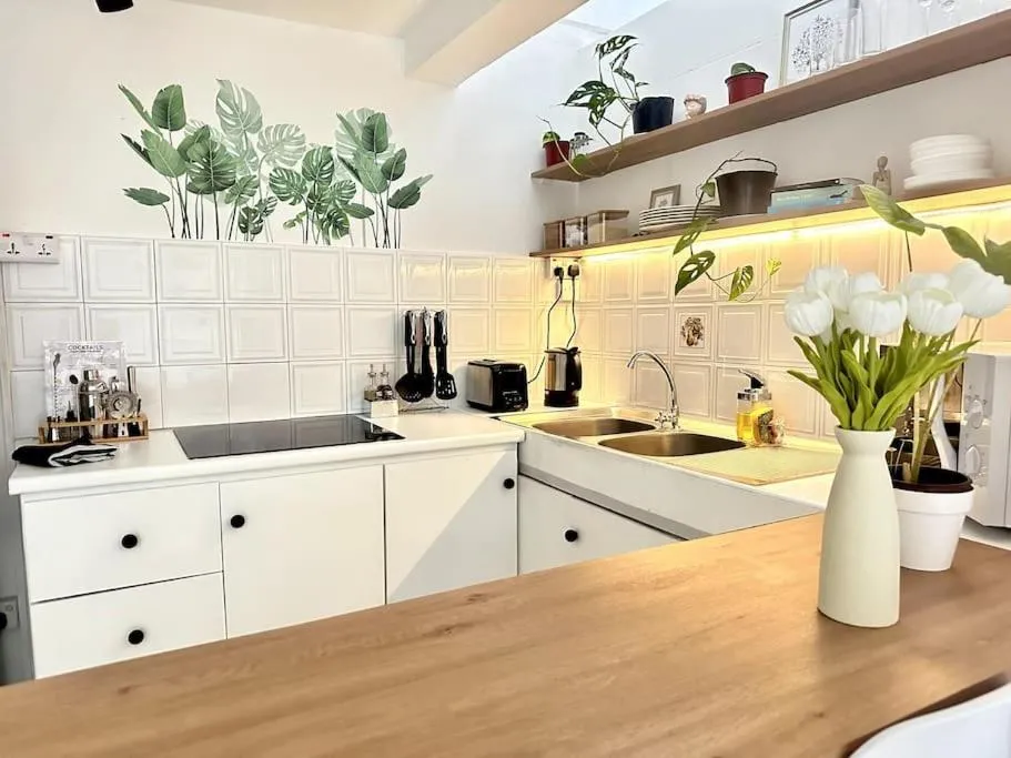 Coffee/tea facilities in 3 Bedroom Beachside apartment - 30 Secs from beach