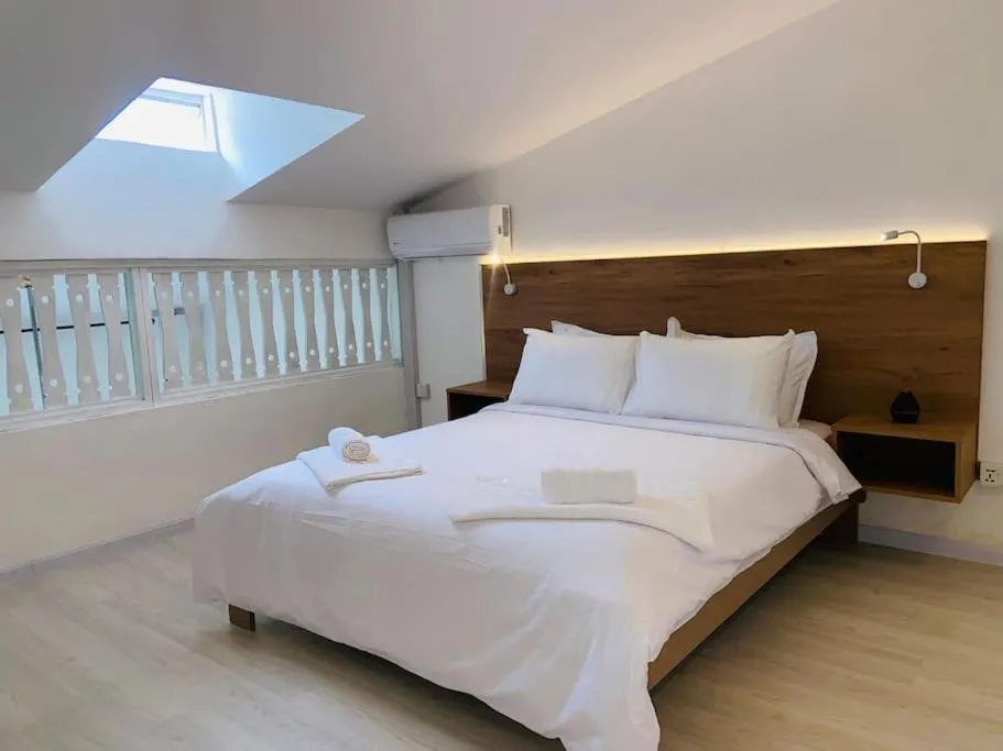 Bed in 3 Bedroom Beachside apartment - 30 Secs from beach