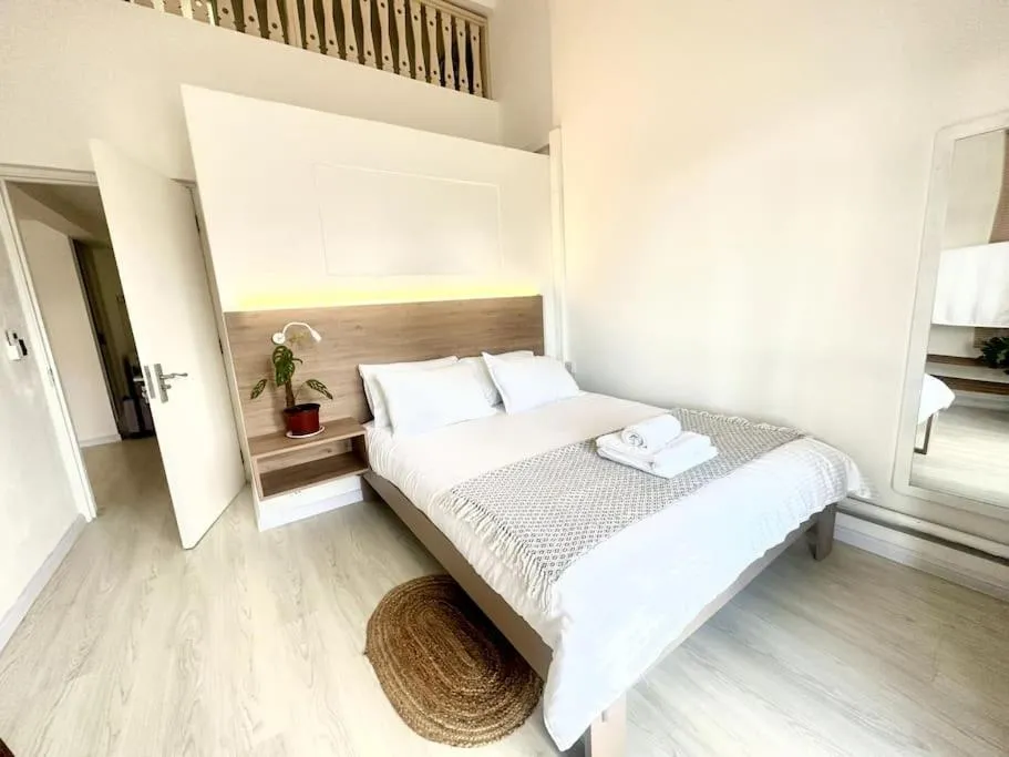 Bed in 3 Bedroom Beachside apartment - 30 Secs from beach