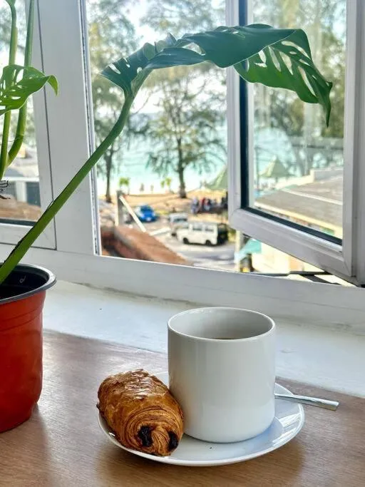 Sea view in 3 Bedroom Beachside apartment - 30 Secs from beach