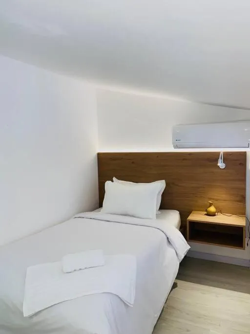 Bed in 3 Bedroom Beachside apartment - 30 Secs from beach