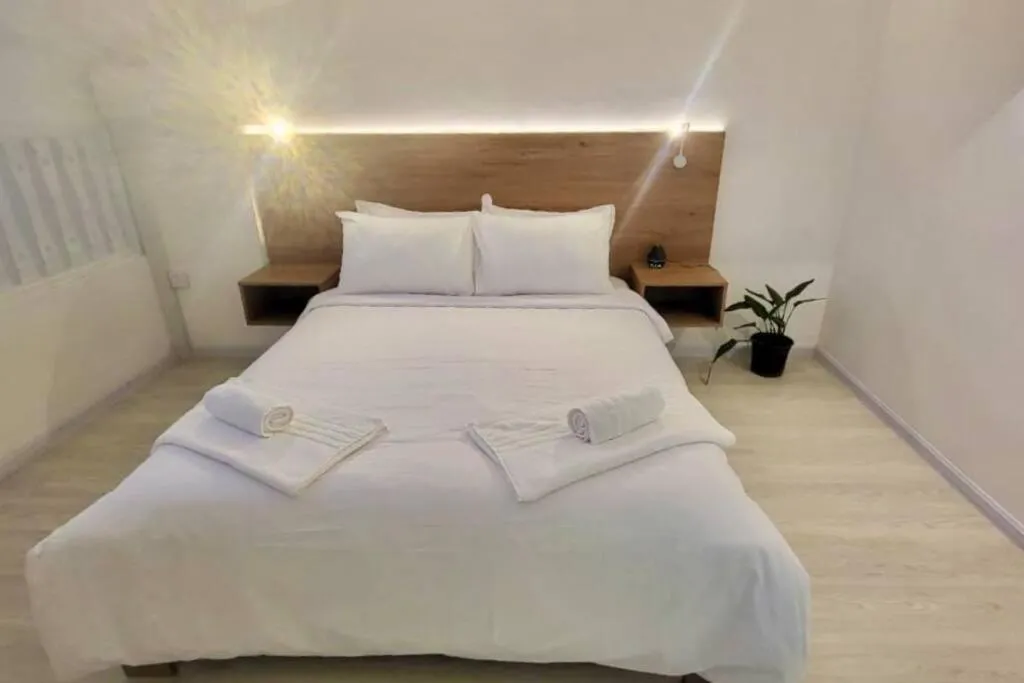 Bed in 3 Bedroom Beachside apartment - 30 Secs from beach