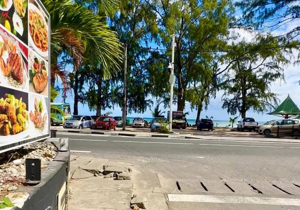 Day in 3 Bedroom Beachside apartment - 30 Secs from beach
