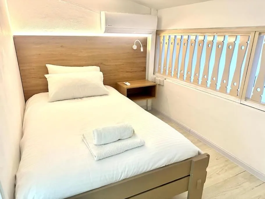 Bed in 3 Bedroom Beachside apartment - 30 Secs from beach