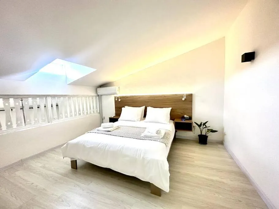 Bed in 3 Bedroom Beachside apartment - 30 Secs from beach