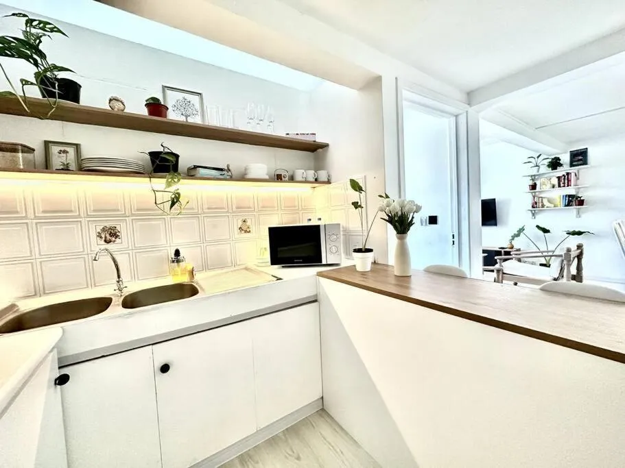 Kitchen or kitchenette in 3 Bedroom Beachside apartment - 30 Secs from beach
