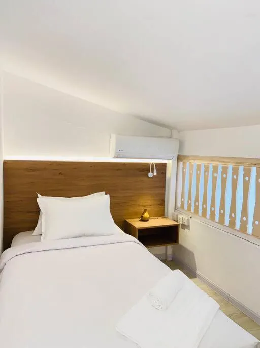 Bed in 3 Bedroom Beachside apartment - 30 Secs from beach