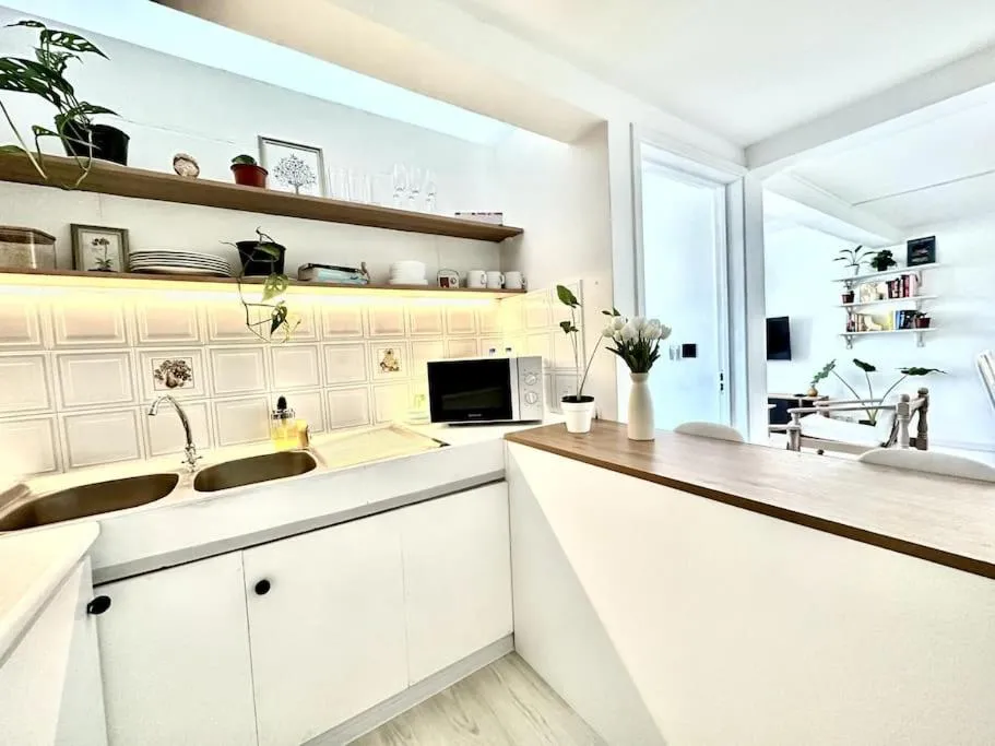 Kitchen or kitchenette in 3 Bedroom Beachside apartment - 30 Secs from beach