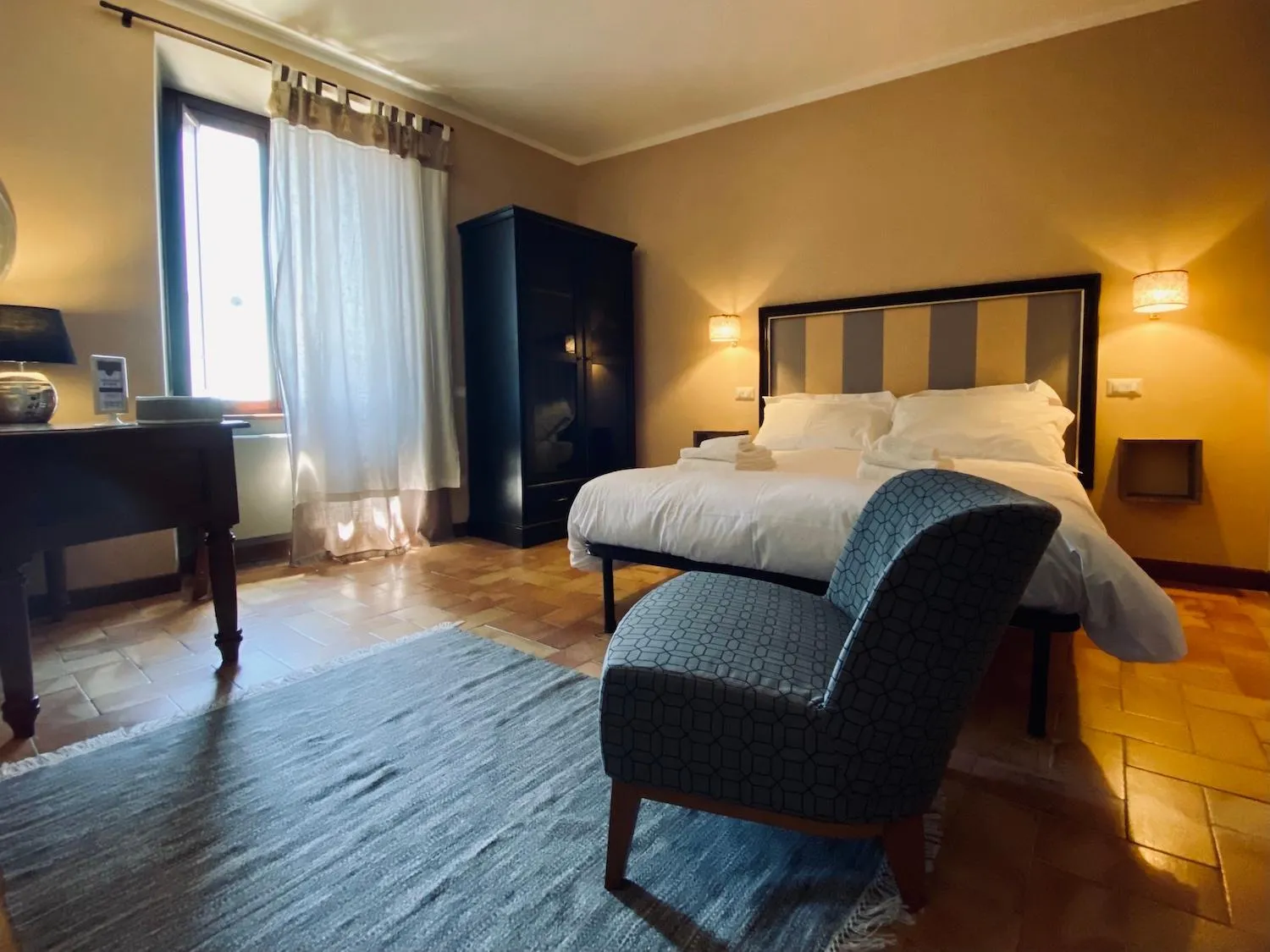 Photo of the whole room, Bed in Quo Vadis