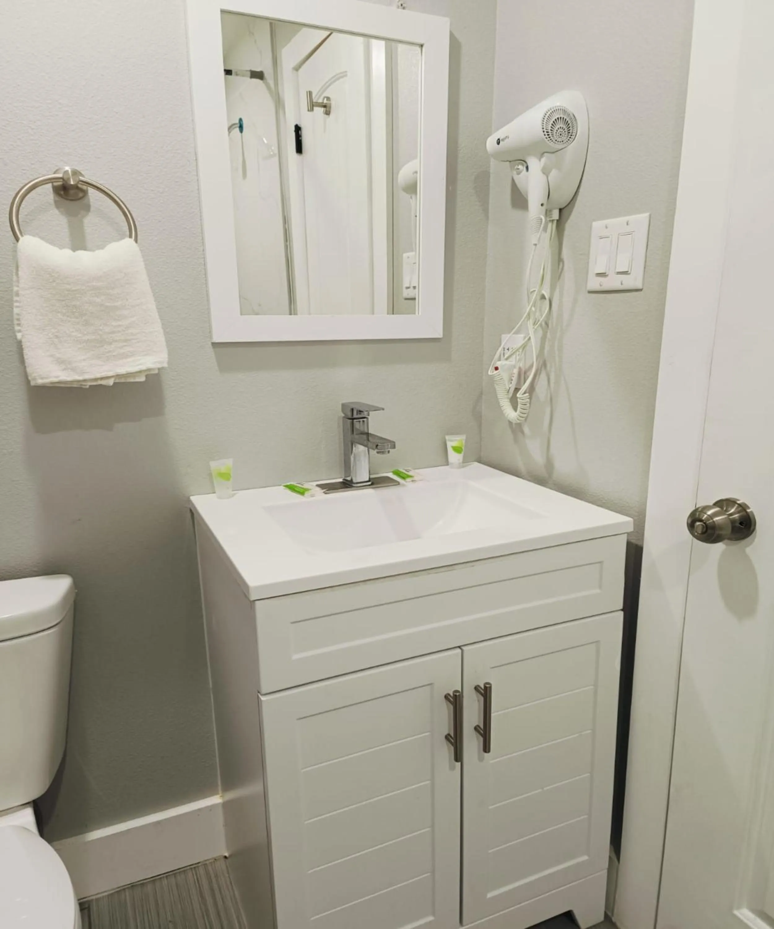 Bathroom in Village Inn Motel Rockport near Aransas Bay