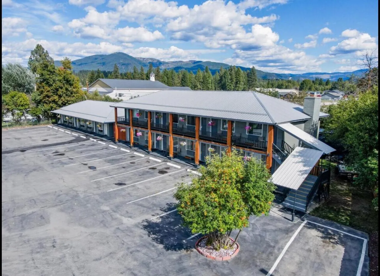 Property building in Sandman Motel