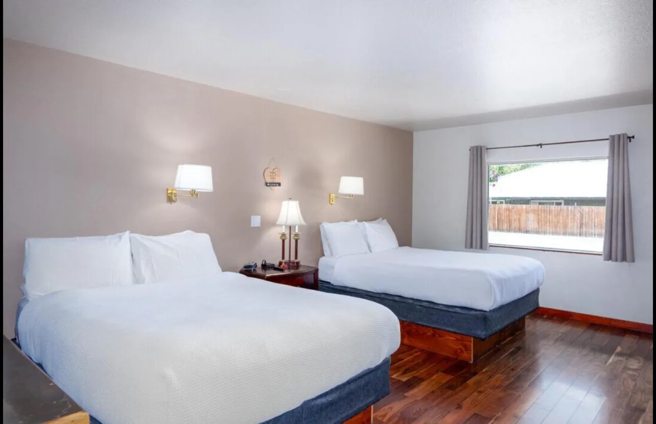 Photo of the whole room, Bed in Sandman Motel