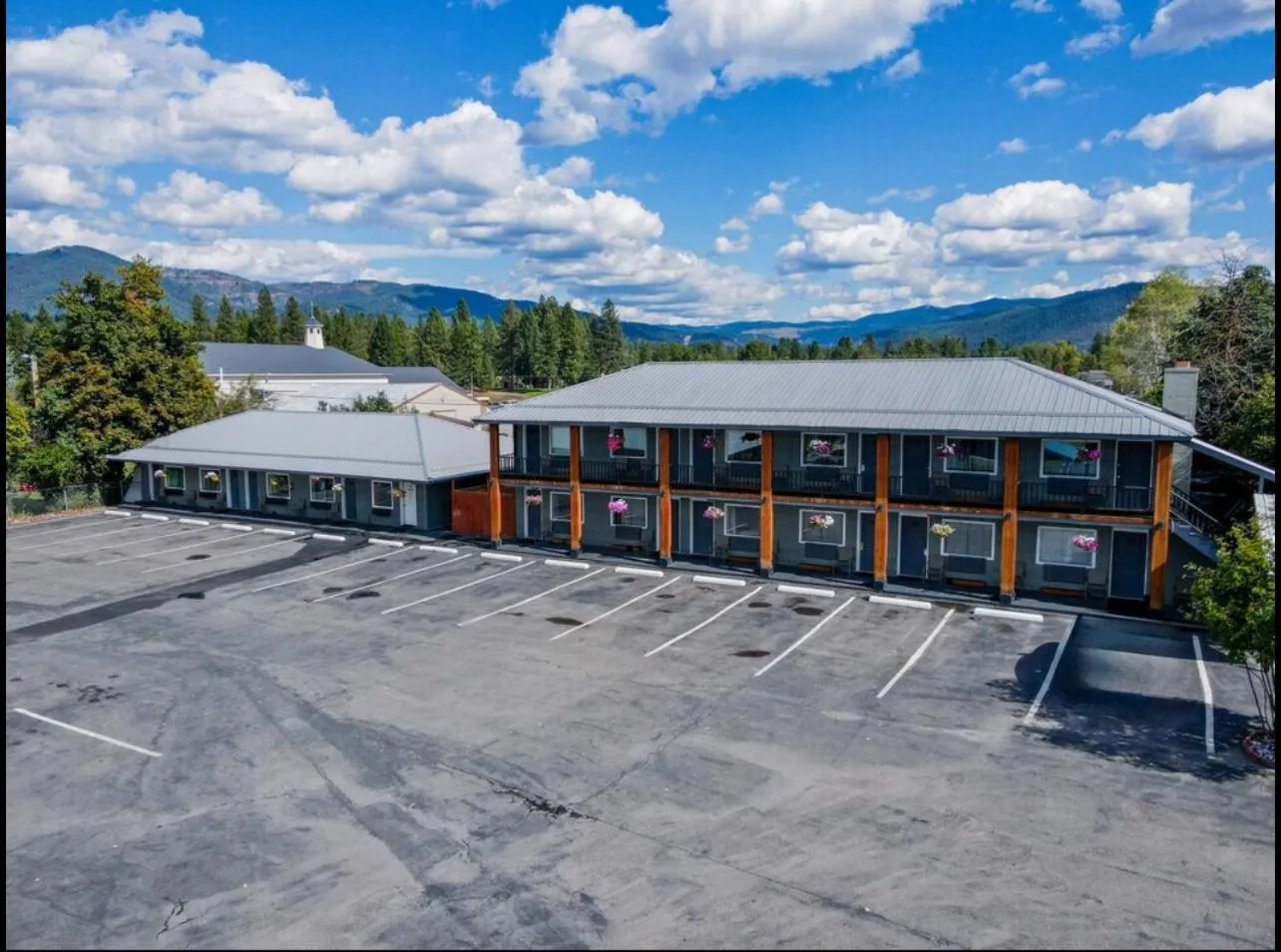 Property building in Sandman Motel