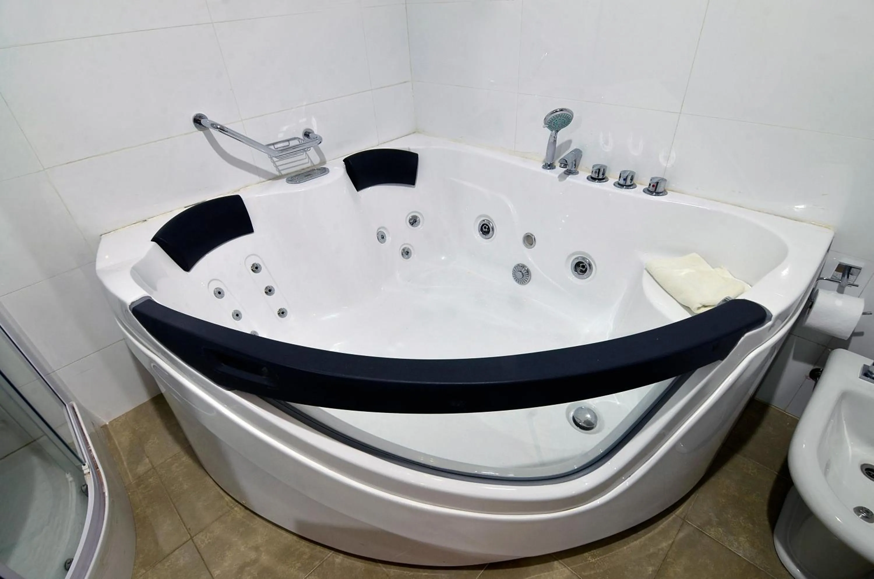Hot Tub in Alto Verde Suite & Apart