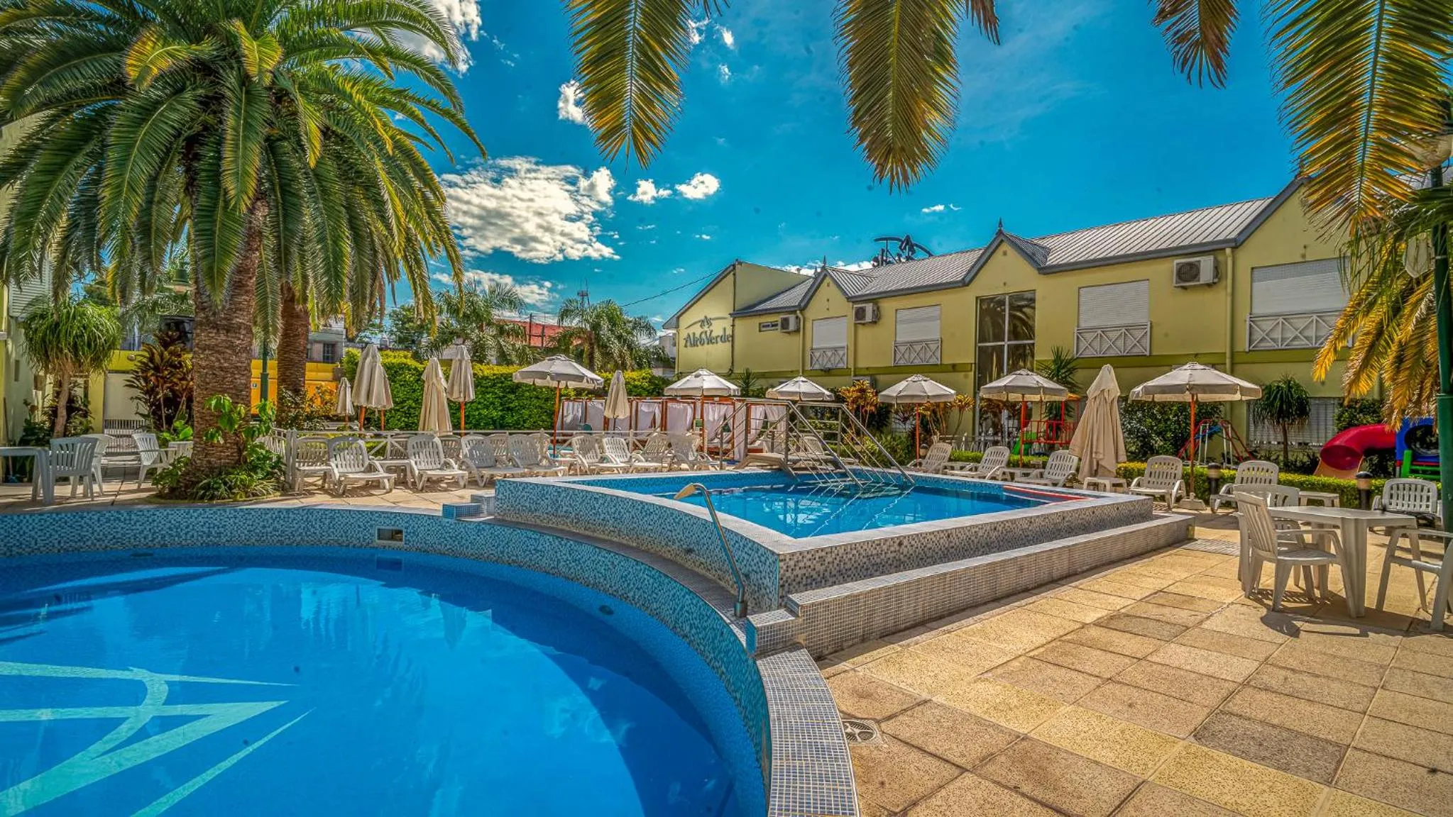 Swimming pool in Alto Verde Suite & Apart