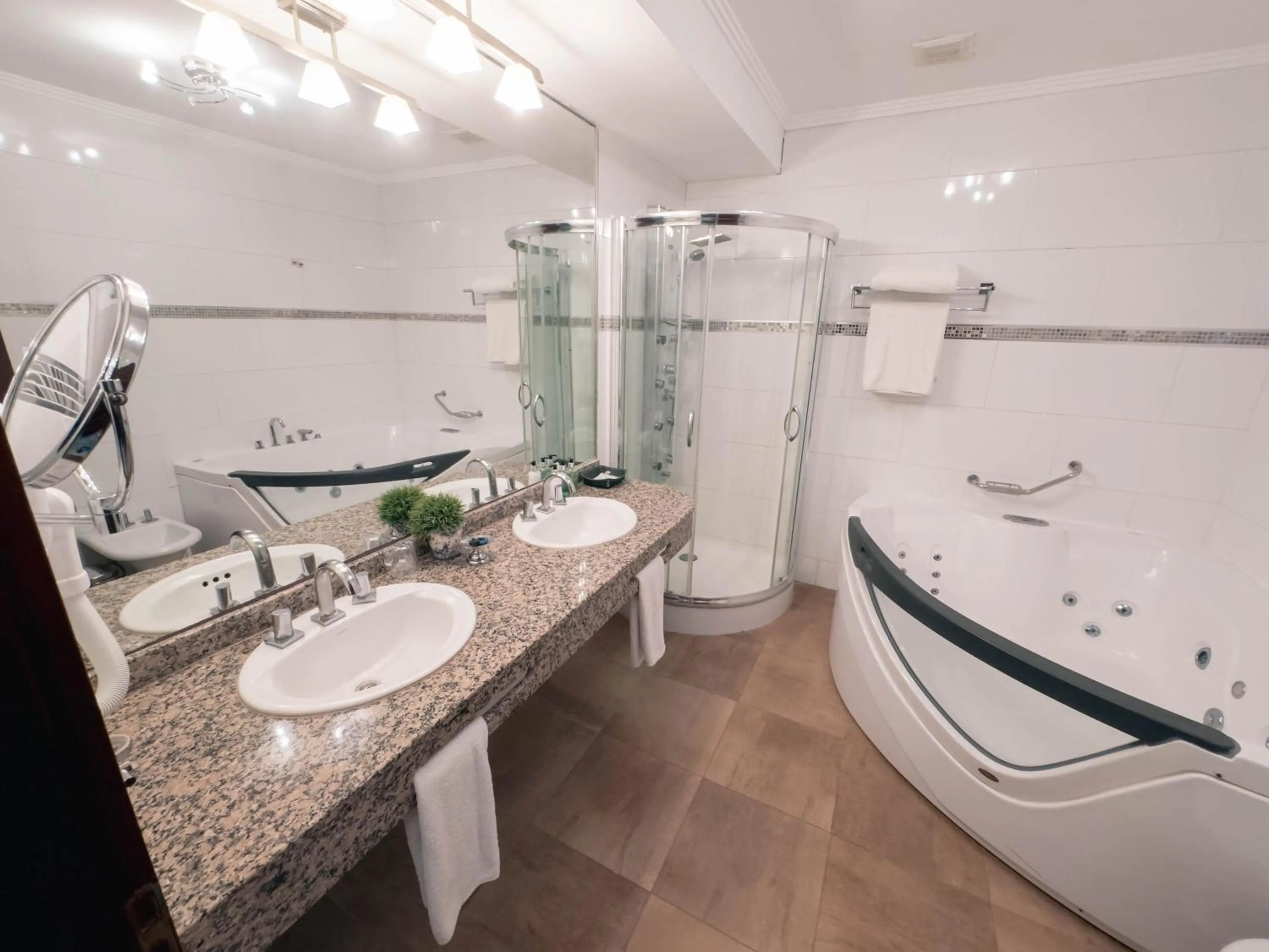 Shower in Alto Verde Suite & Apart