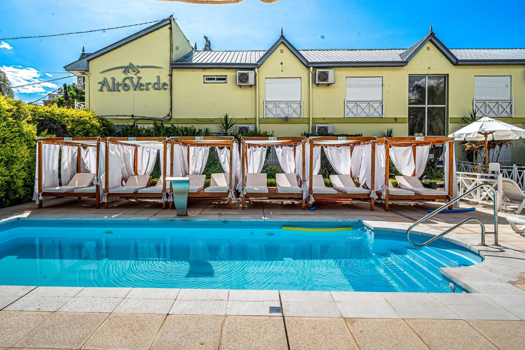 Swimming pool in Alto Verde Suite & Apart