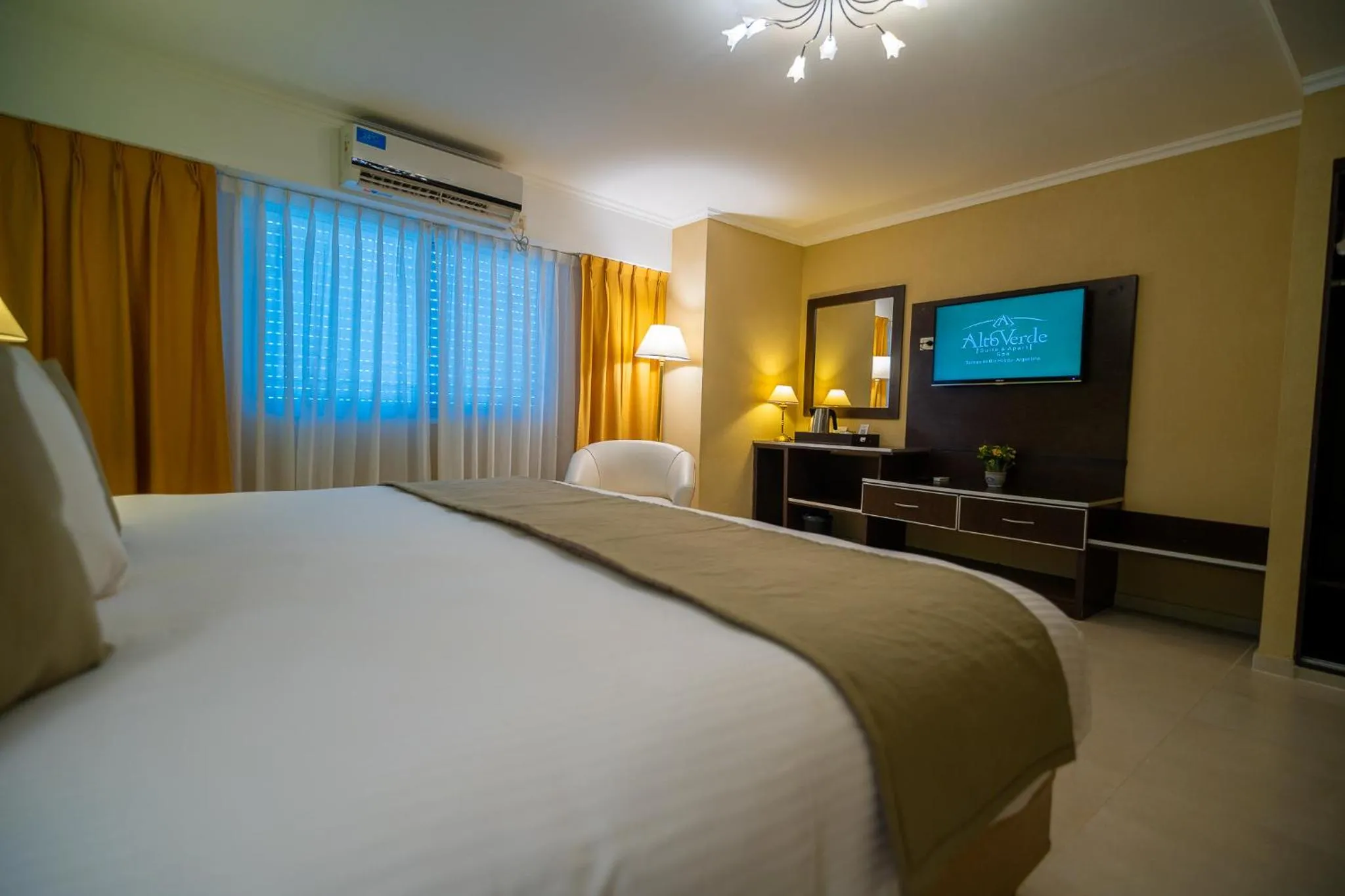 Photo of the whole room, Bed in Alto Verde Suite & Apart