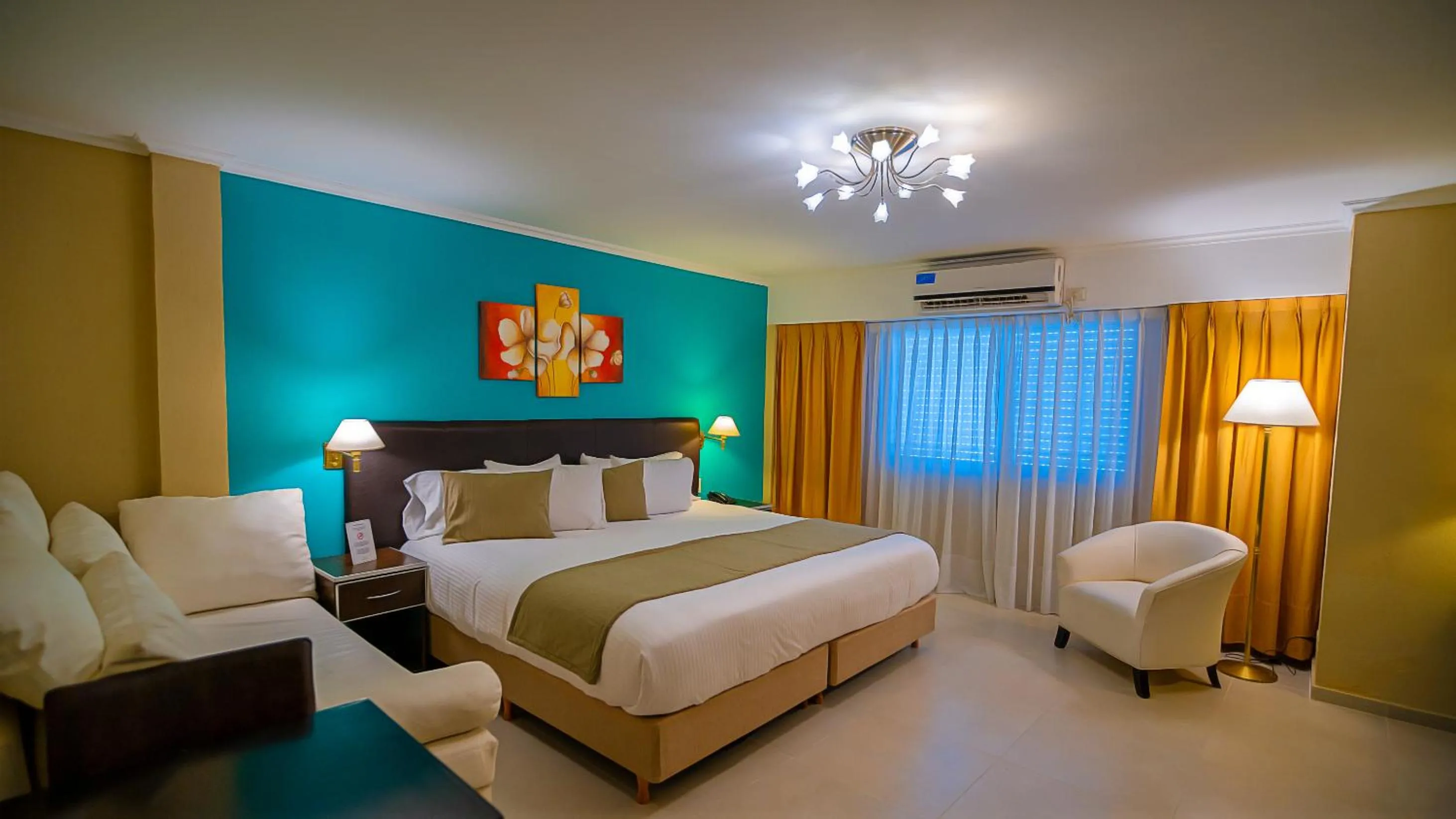 Photo of the whole room, Bed in Alto Verde Suite & Apart