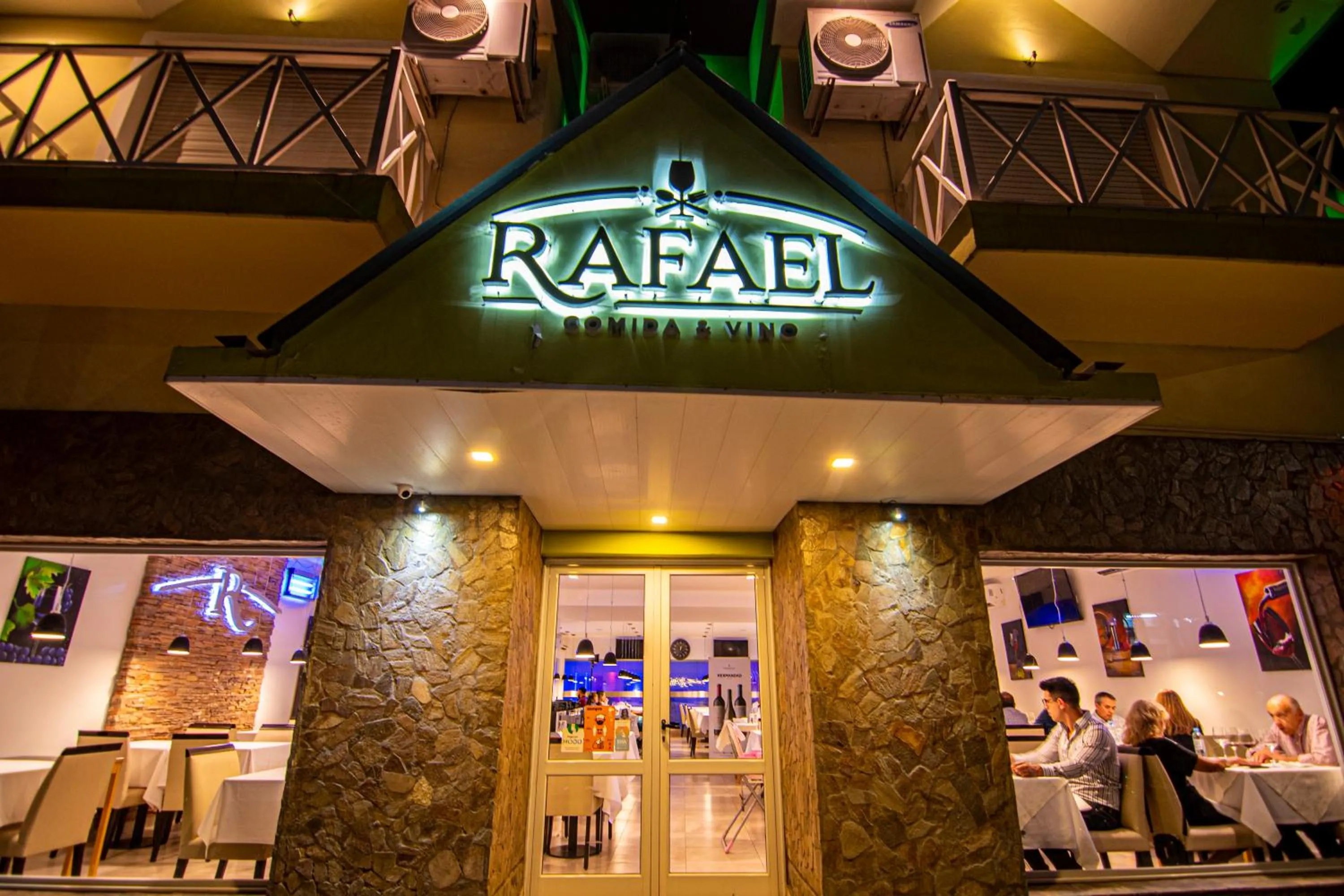 Restaurant/places to eat in Alto Verde Suite & Apart