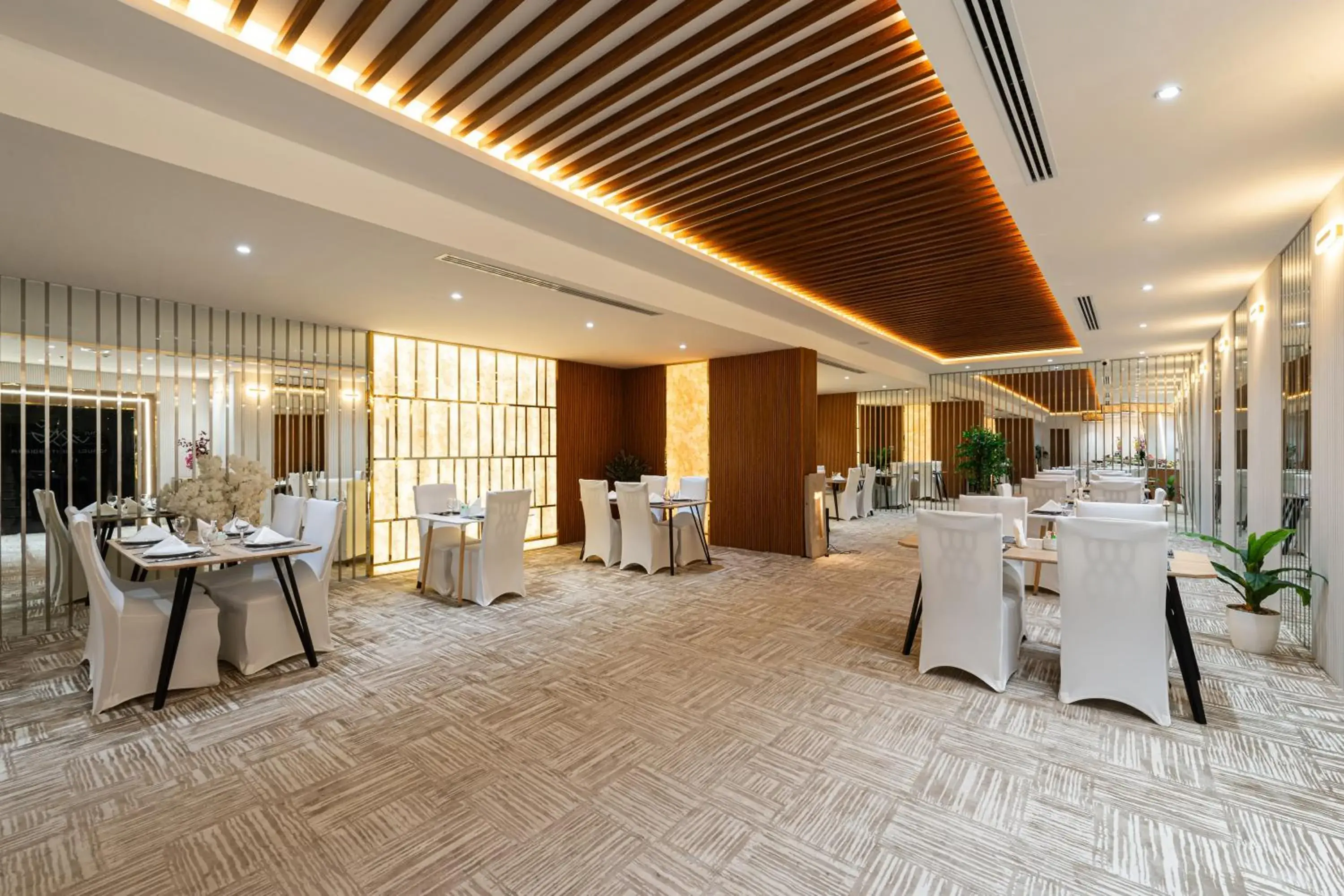 Restaurant/places to eat in Ross Hotel Restaurant/places to eat in Ross Hotel