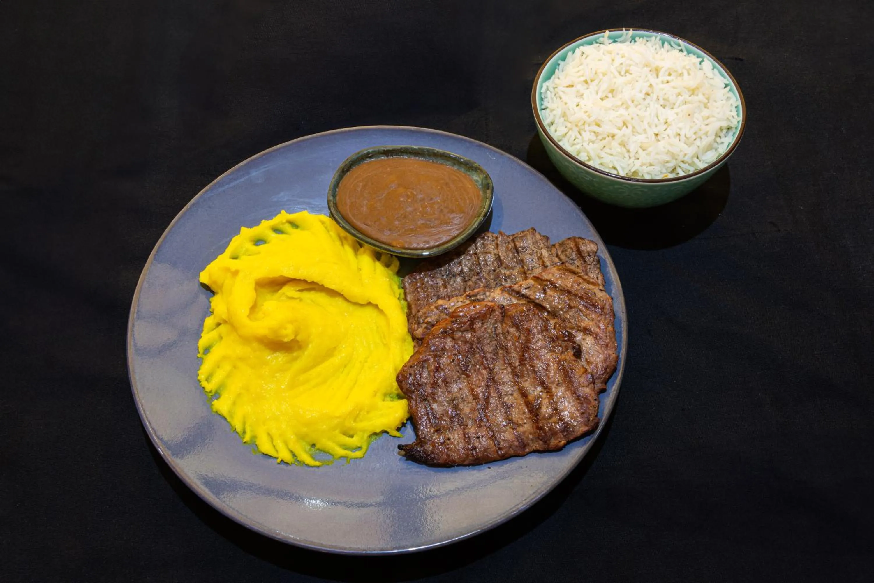 Restaurant/places to eat in Ross Hotel