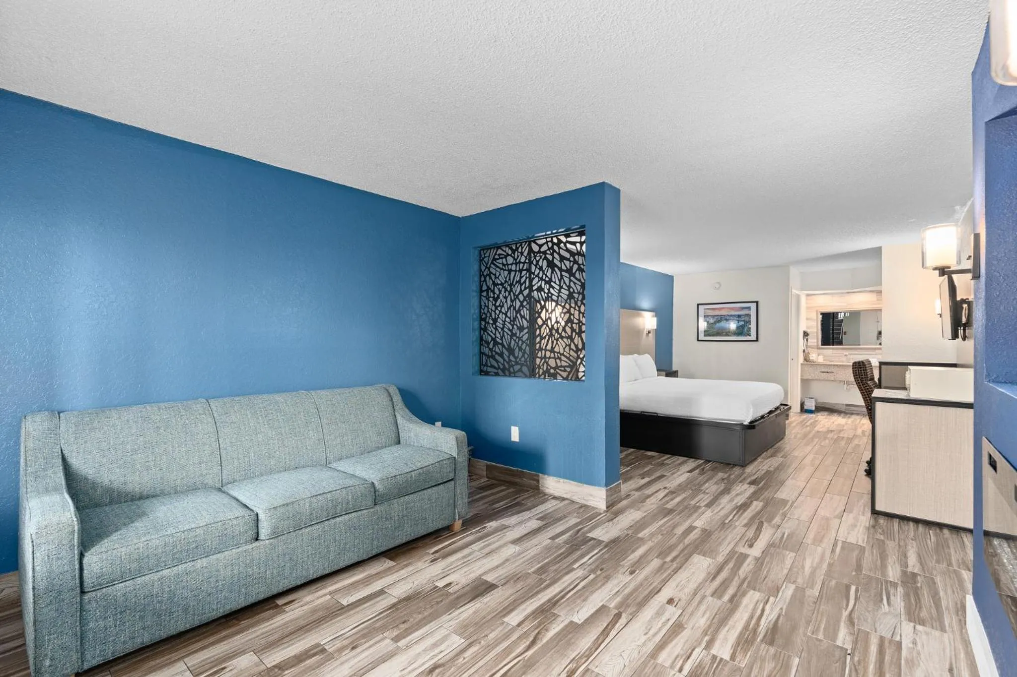 Living room, Bed in Baymont by Wyndham Orlando Downtown