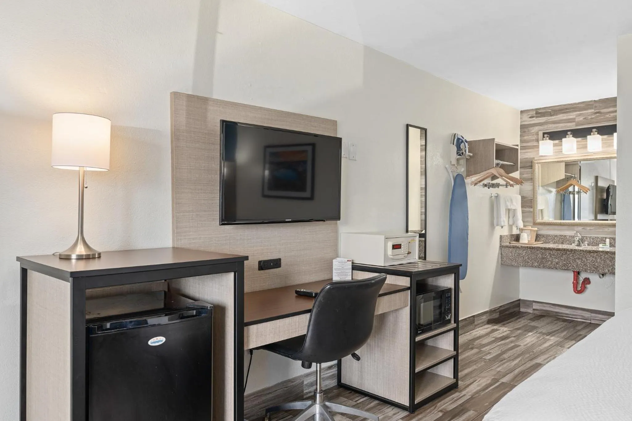 TV and multimedia in Baymont by Wyndham Orlando Downtown