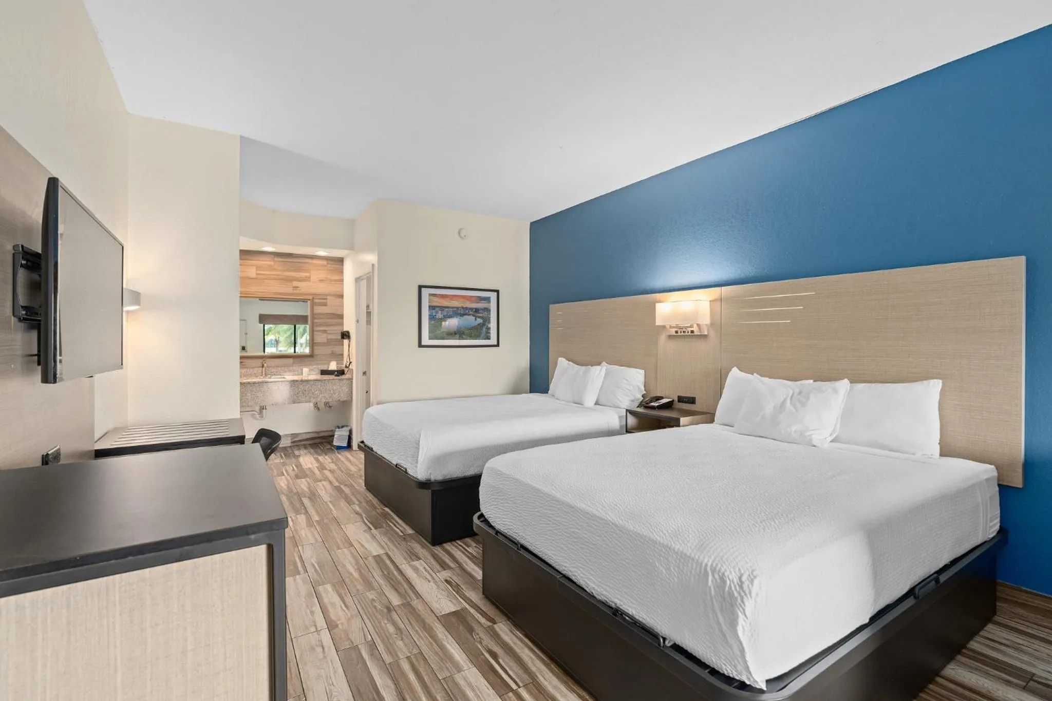 Bathroom, Bed in Baymont by Wyndham Orlando Downtown