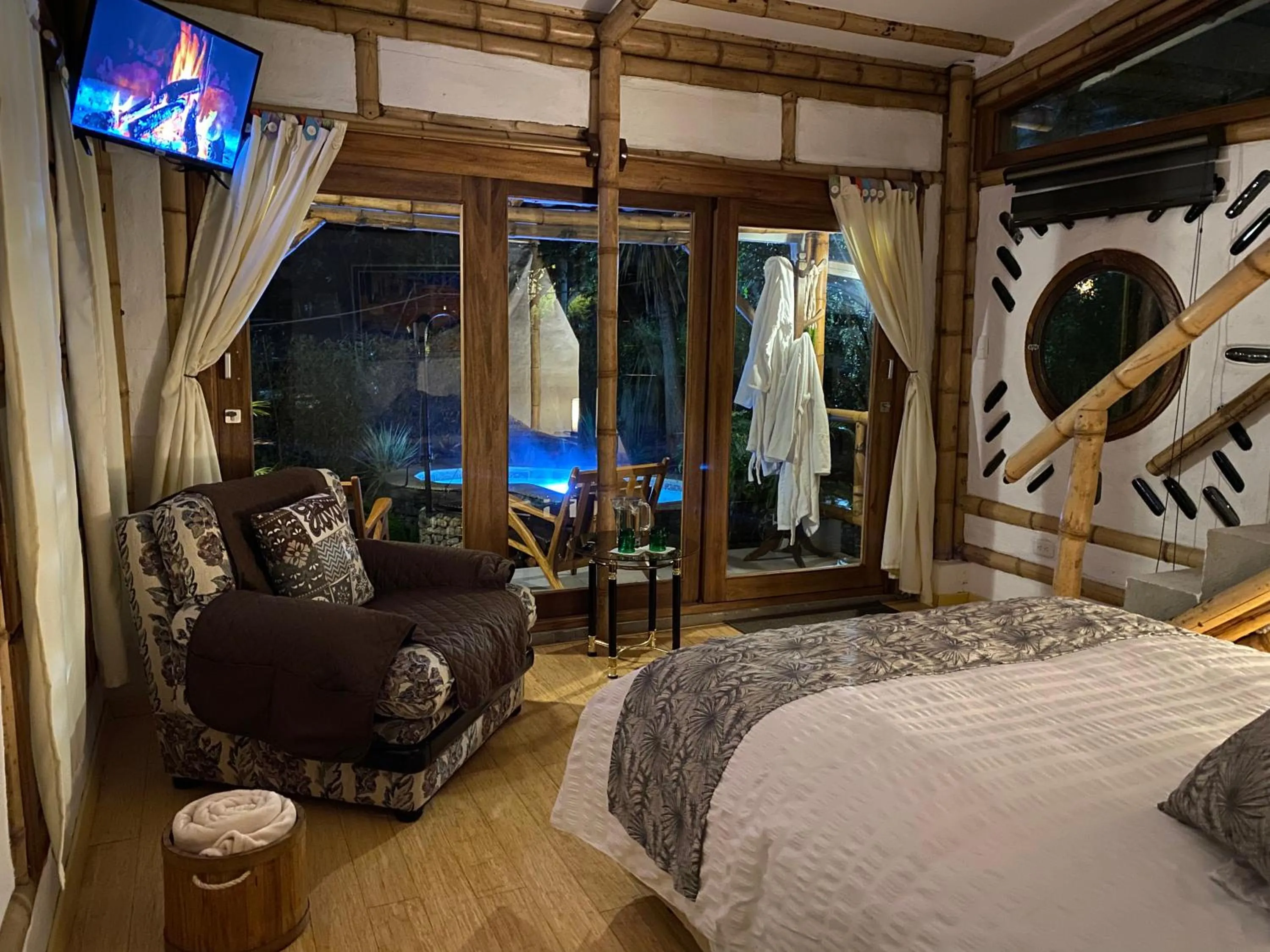 Communal lounge/ TV room, Bed in Hostería Colibri Aeropuerto