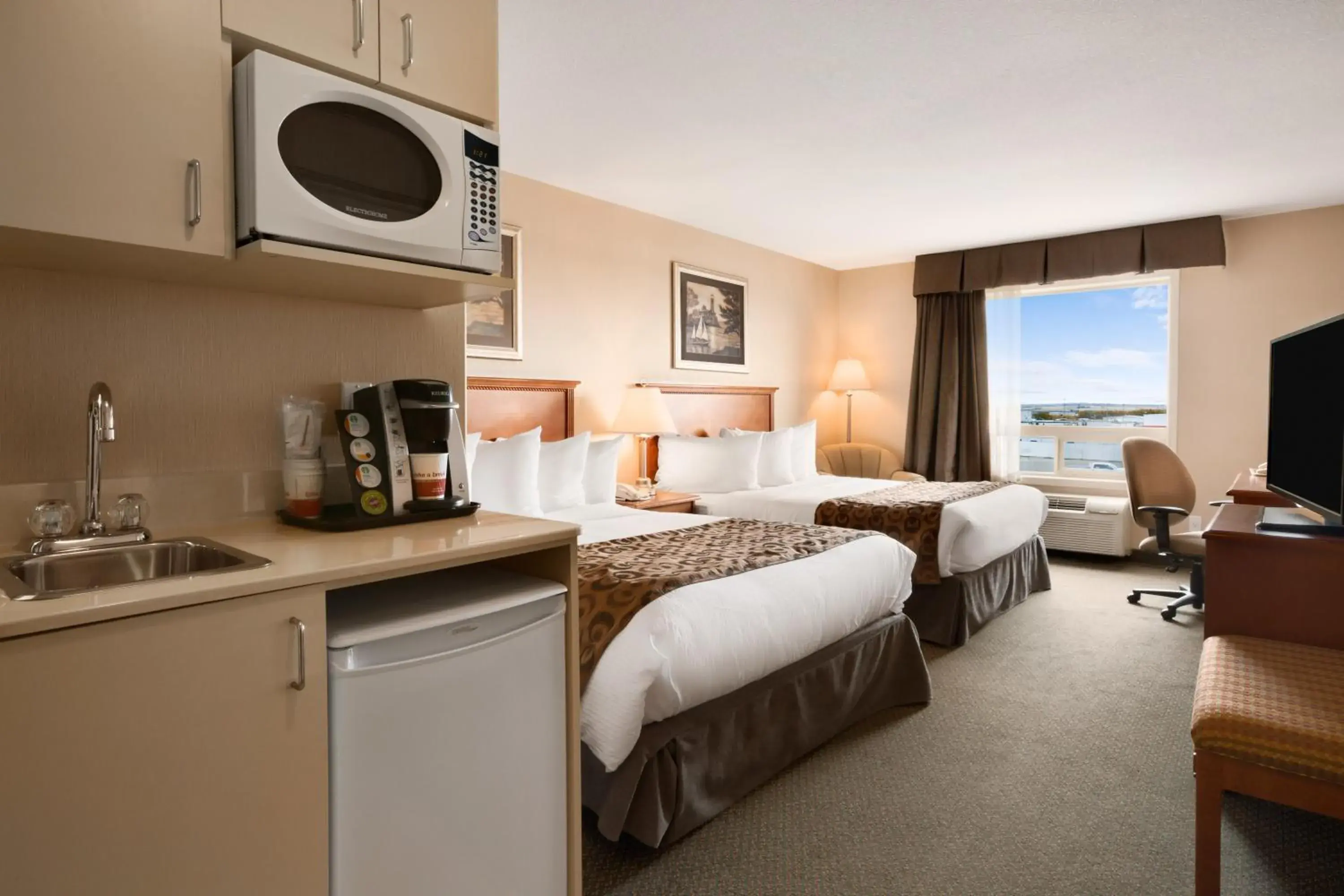 Queen Room with Two Queen Beds - Non-Smoking in Ramada by Wyndham Clairmont/Grande Prairie Queen Room with Two Queen Beds - Non-Smoking in Ramada by Wyndham Clairmont/Grande Prairie