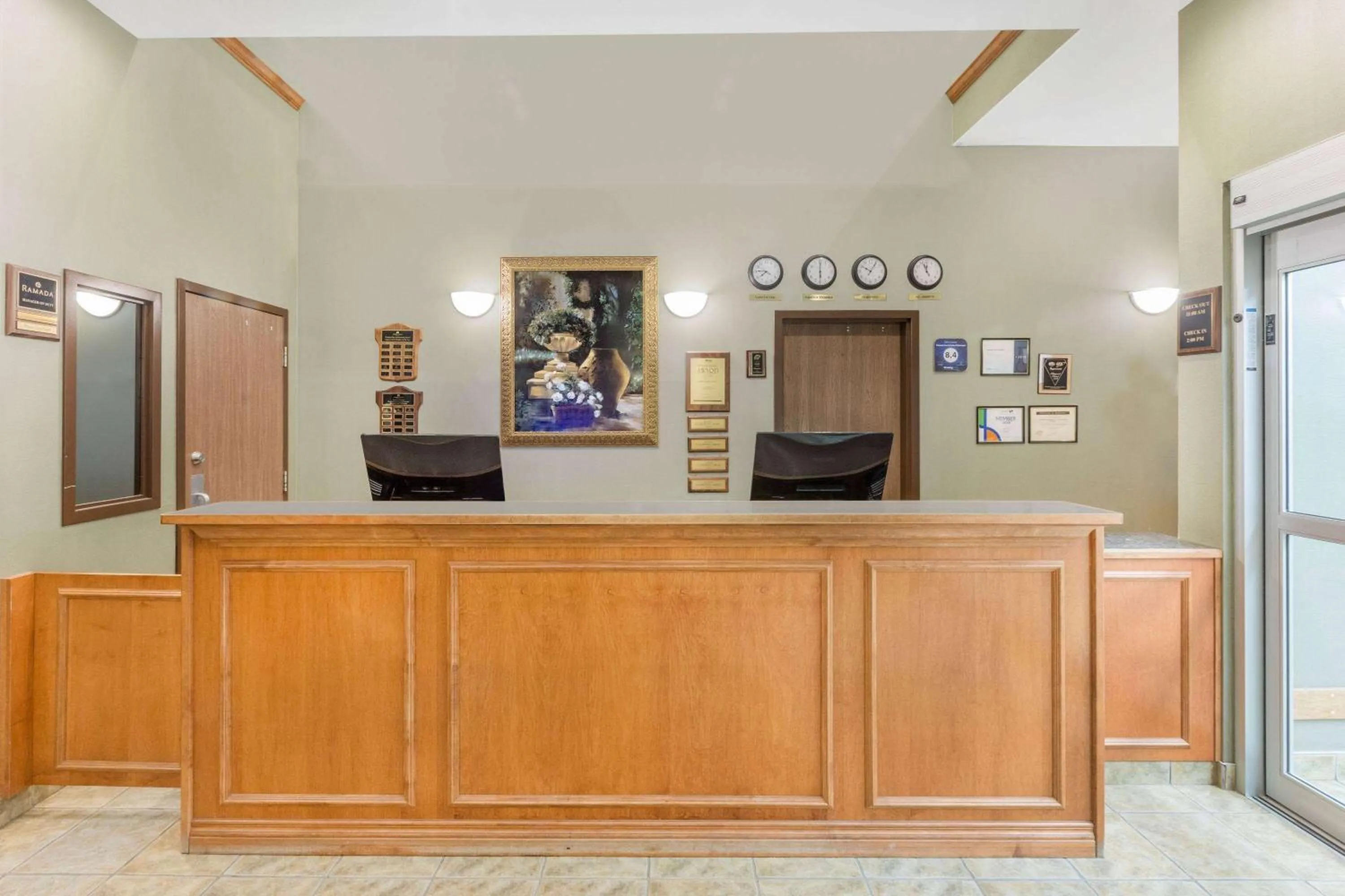 Lobby or reception in Ramada by Wyndham Clairmont/Grande Prairie