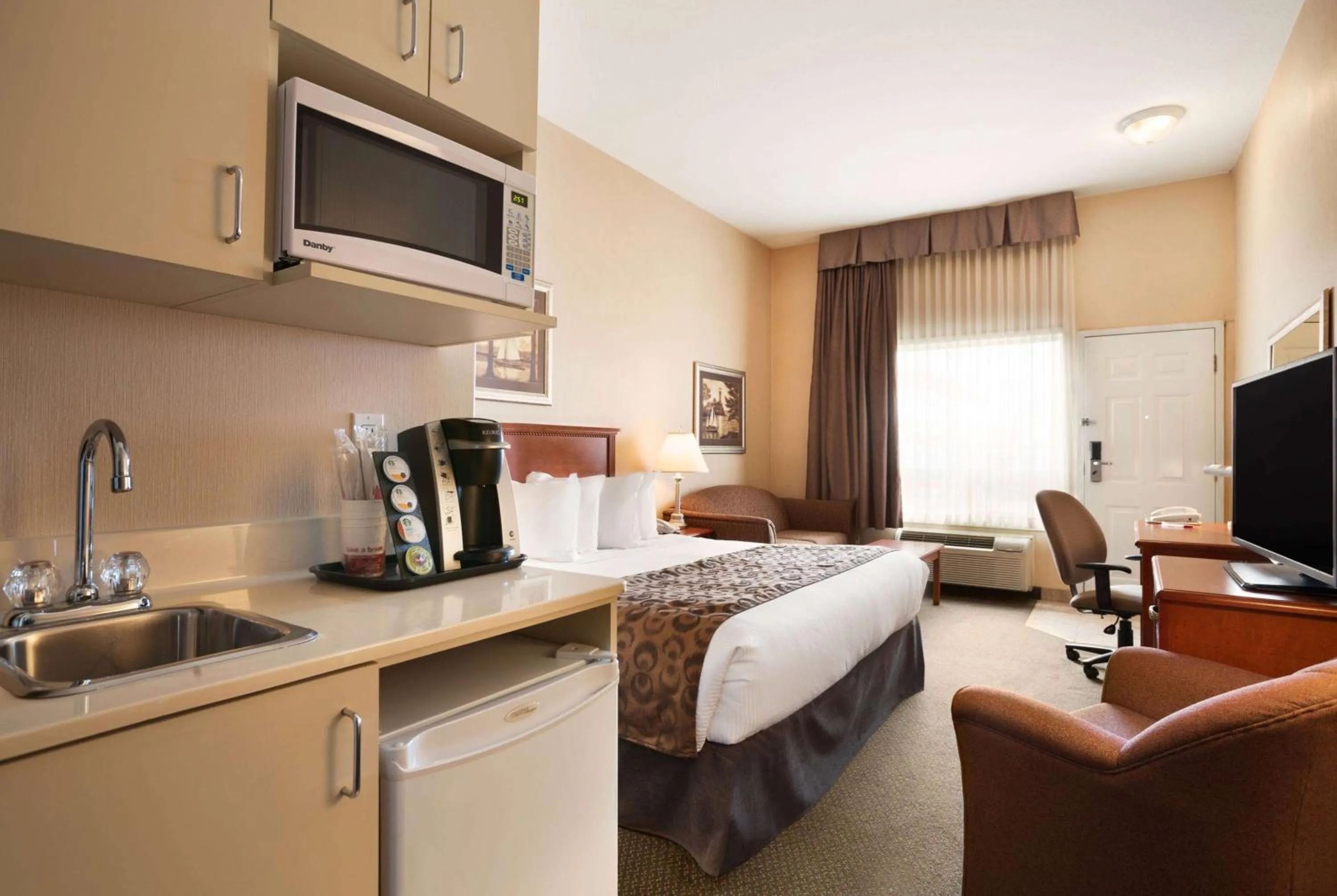 Photo of the whole room, Bed in Ramada by Wyndham Clairmont/Grande Prairie