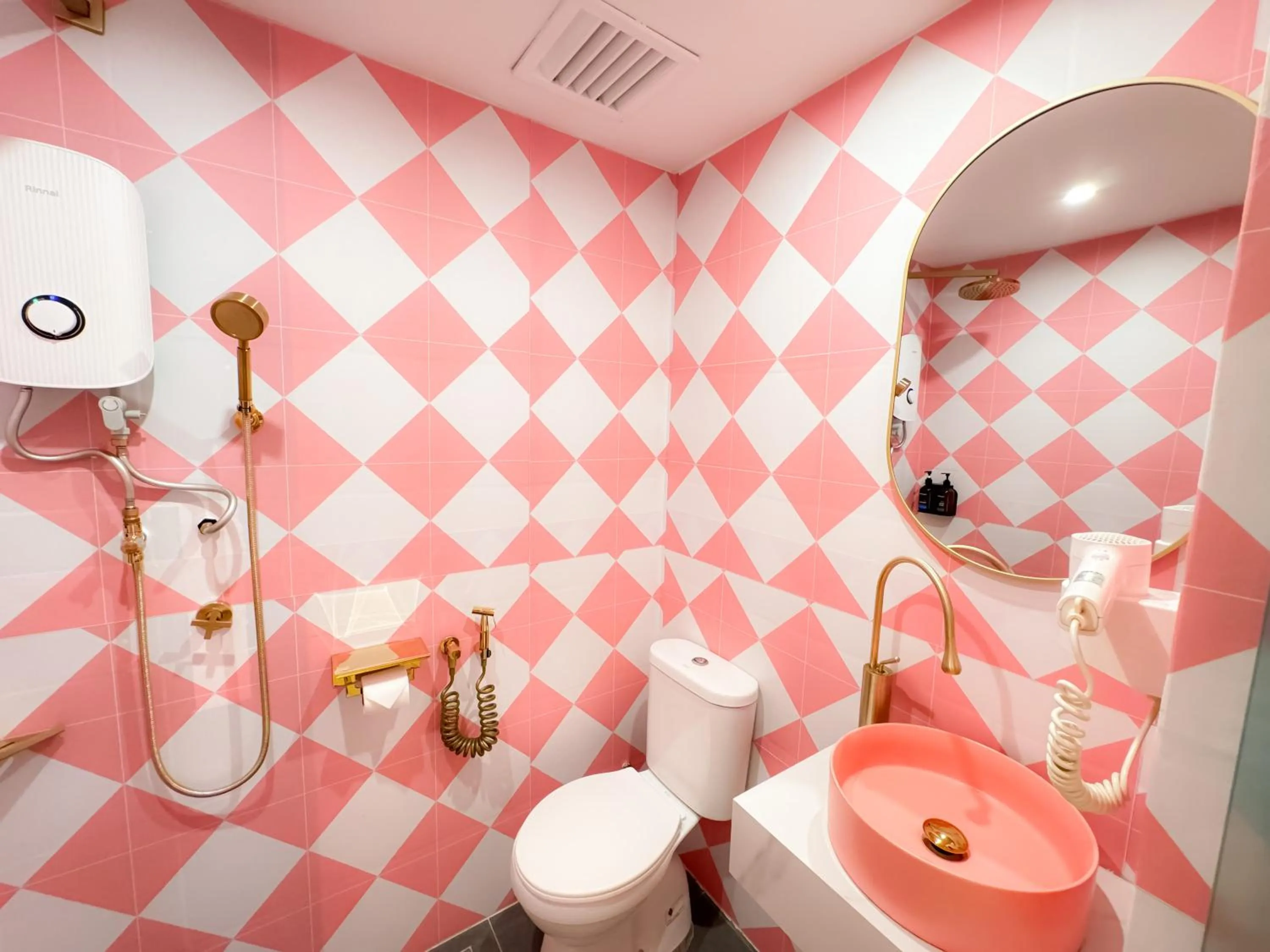 Shower in Apple 1 Hotel Gurney