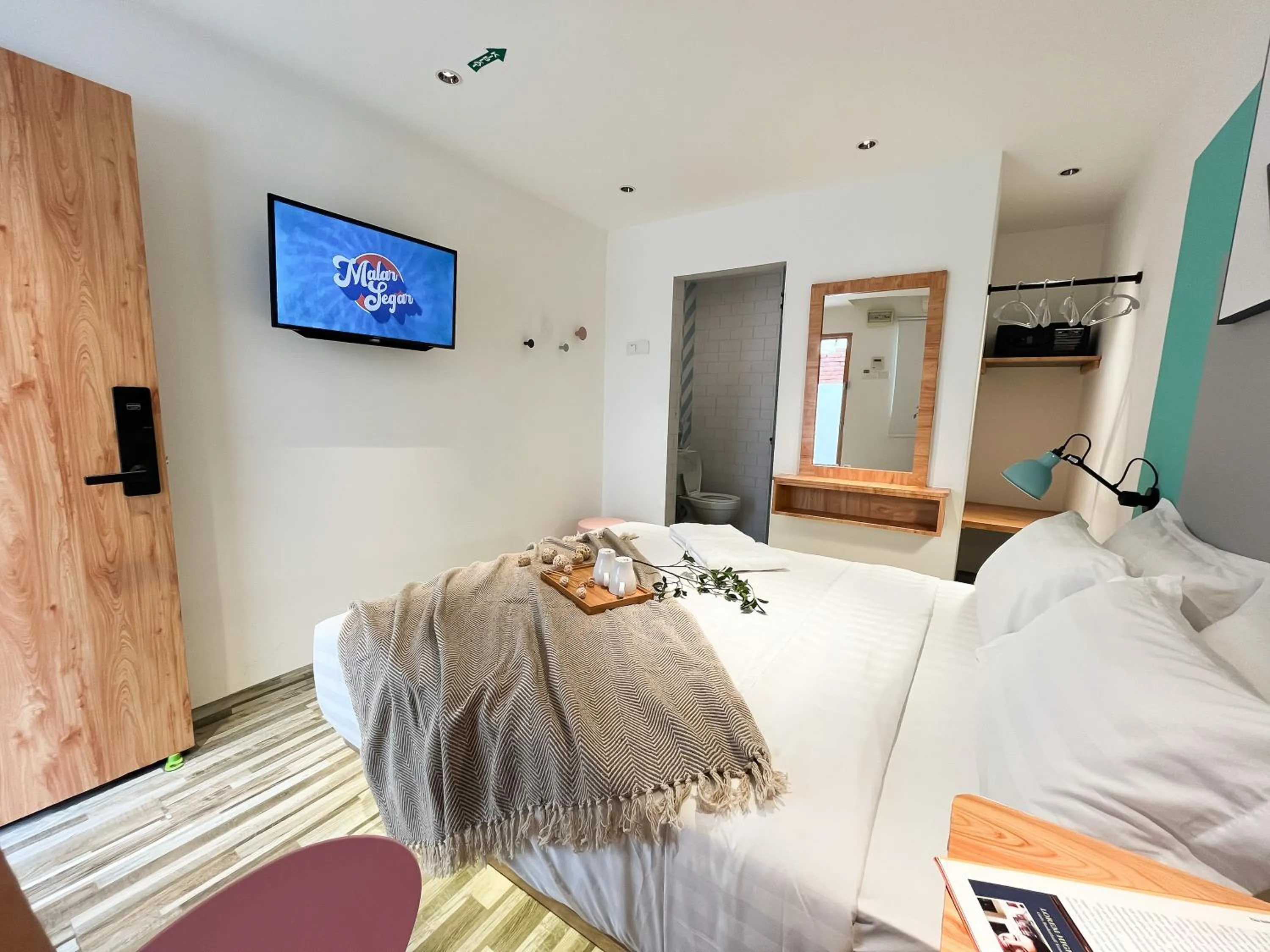 Photo of the whole room, Bed in Apple 1 Hotel Gurney