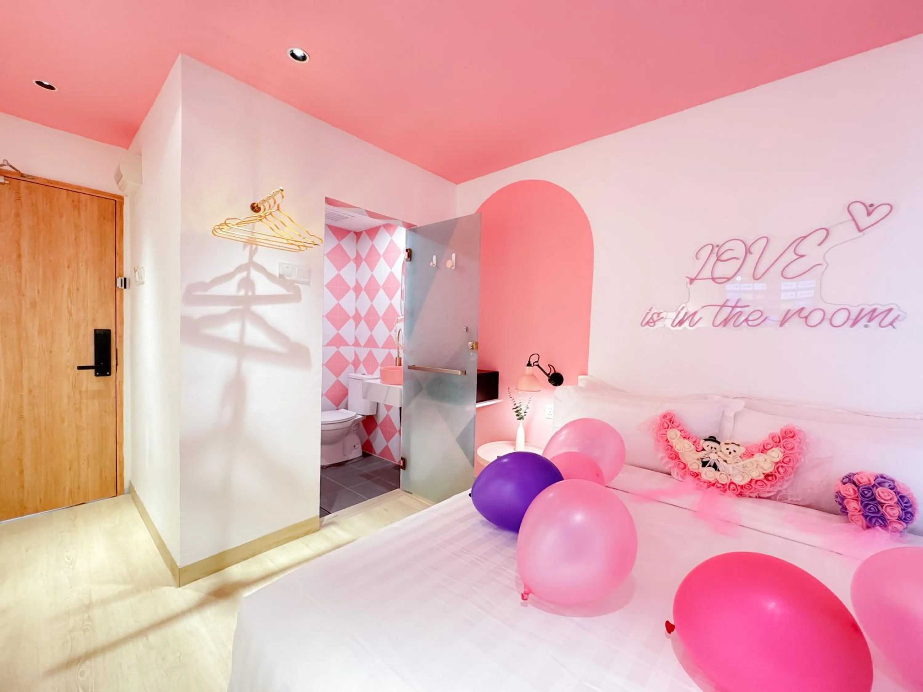 Photo of the whole room, Bed in Apple 1 Hotel Gurney