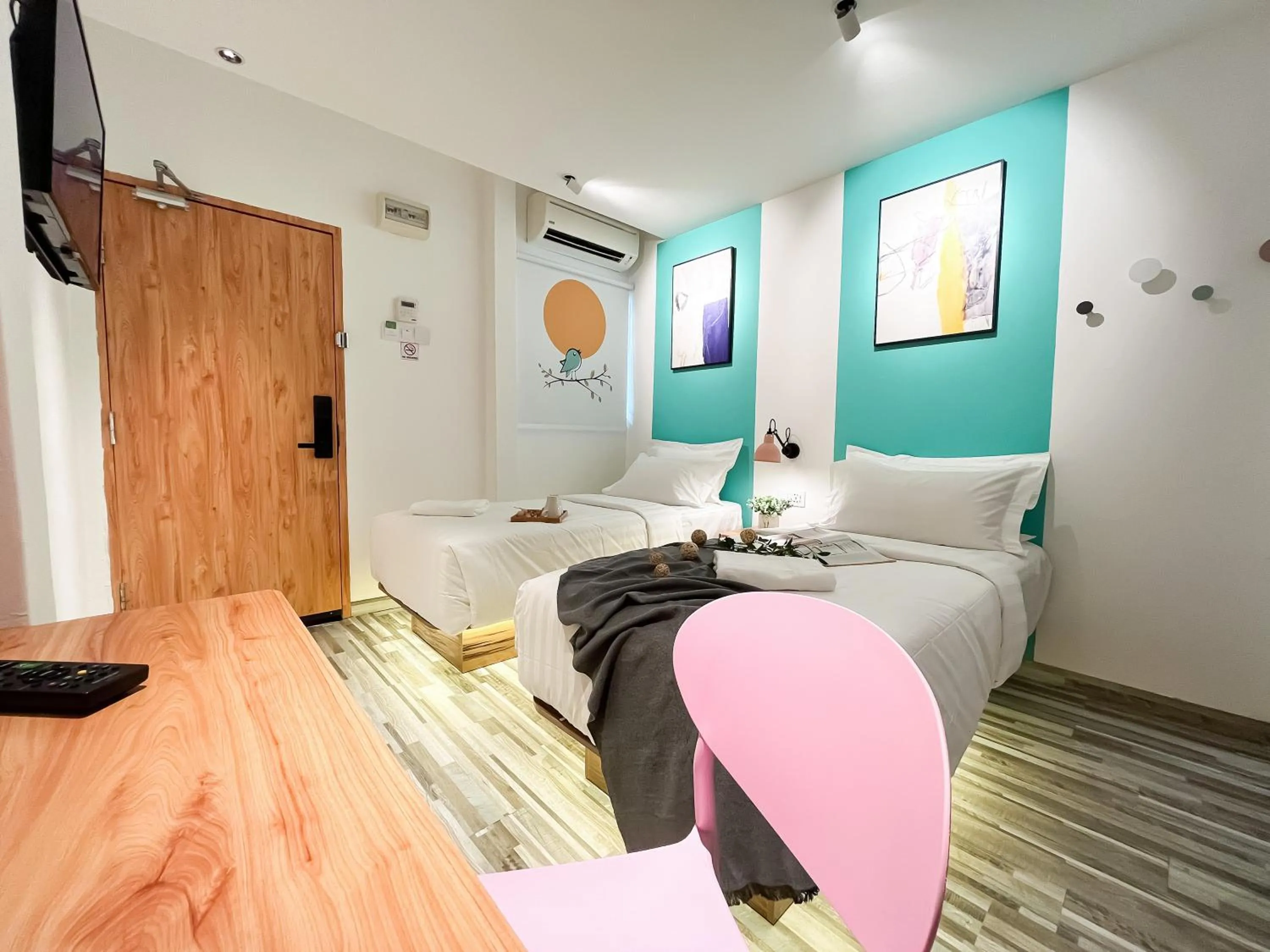 Photo of the whole room, Bed in Apple 1 Hotel Gurney