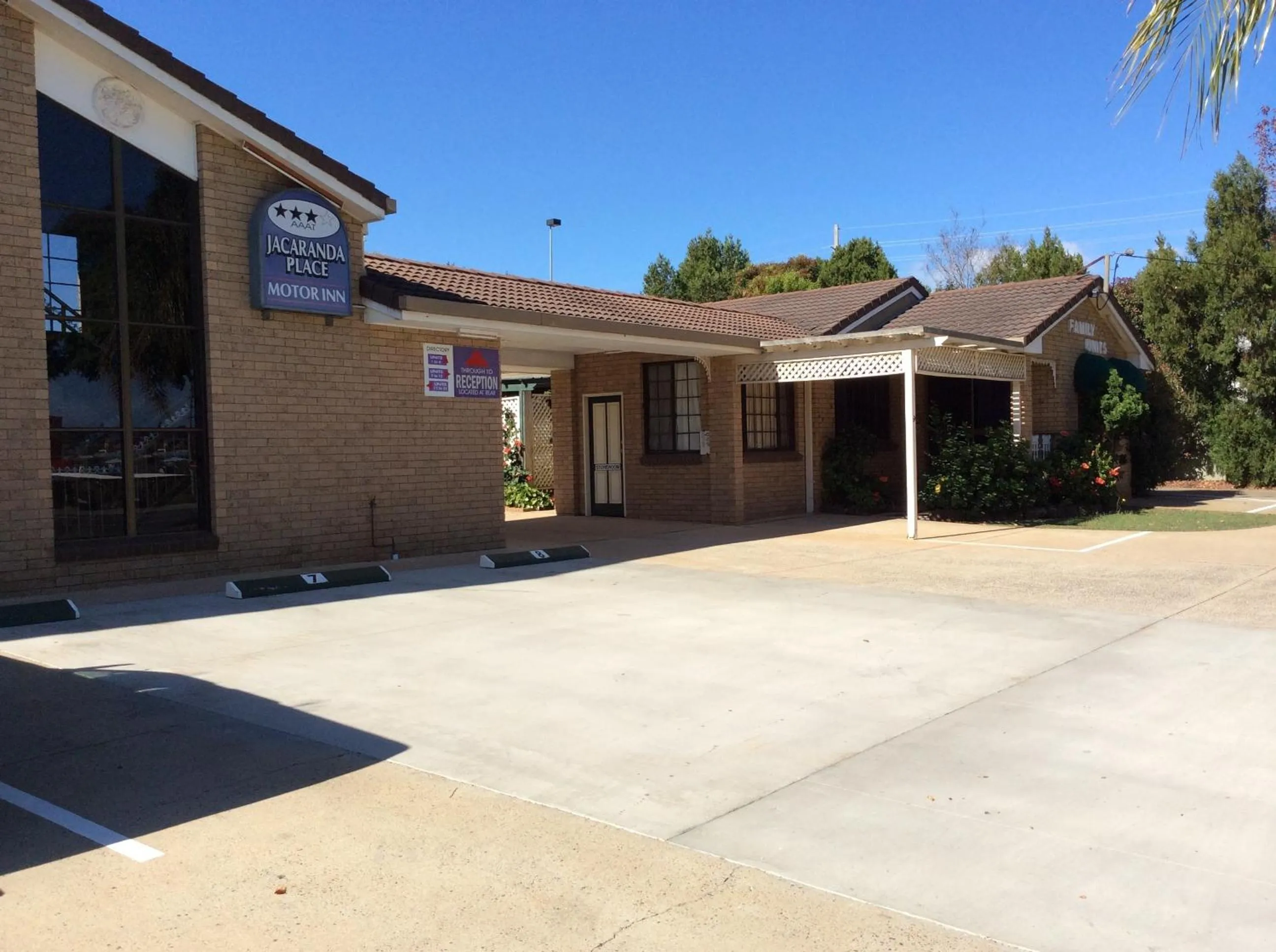 Facade/entrance in Jacaranda Place Motor Inn