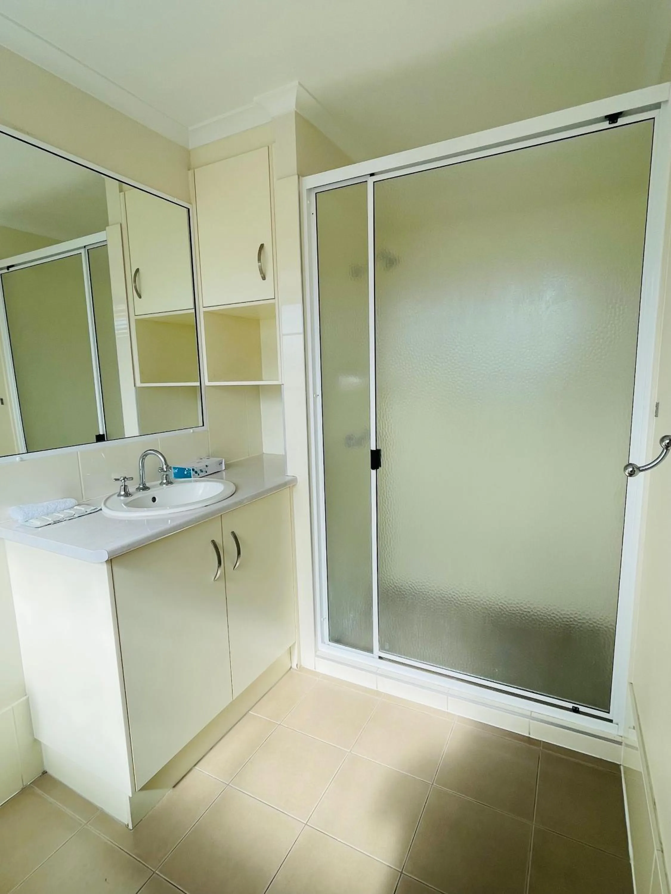 Shower in Jacaranda Place Motor Inn