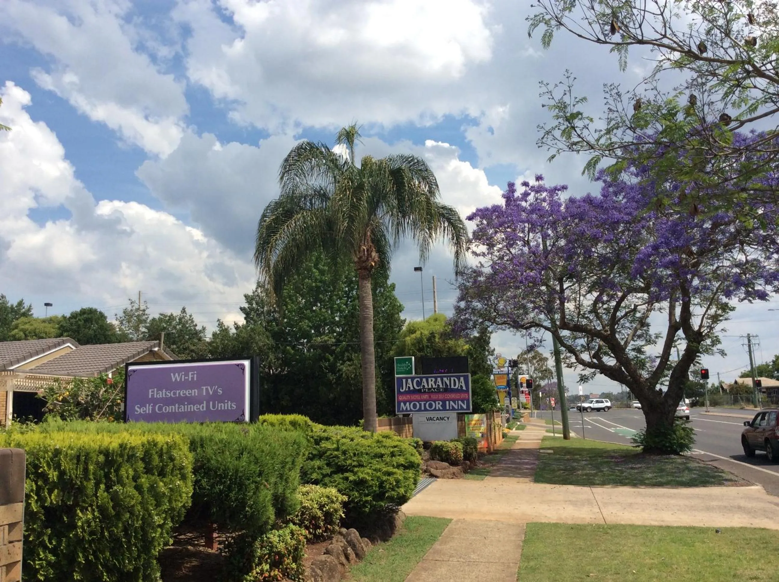 Facade/entrance in Jacaranda Place Motor Inn
