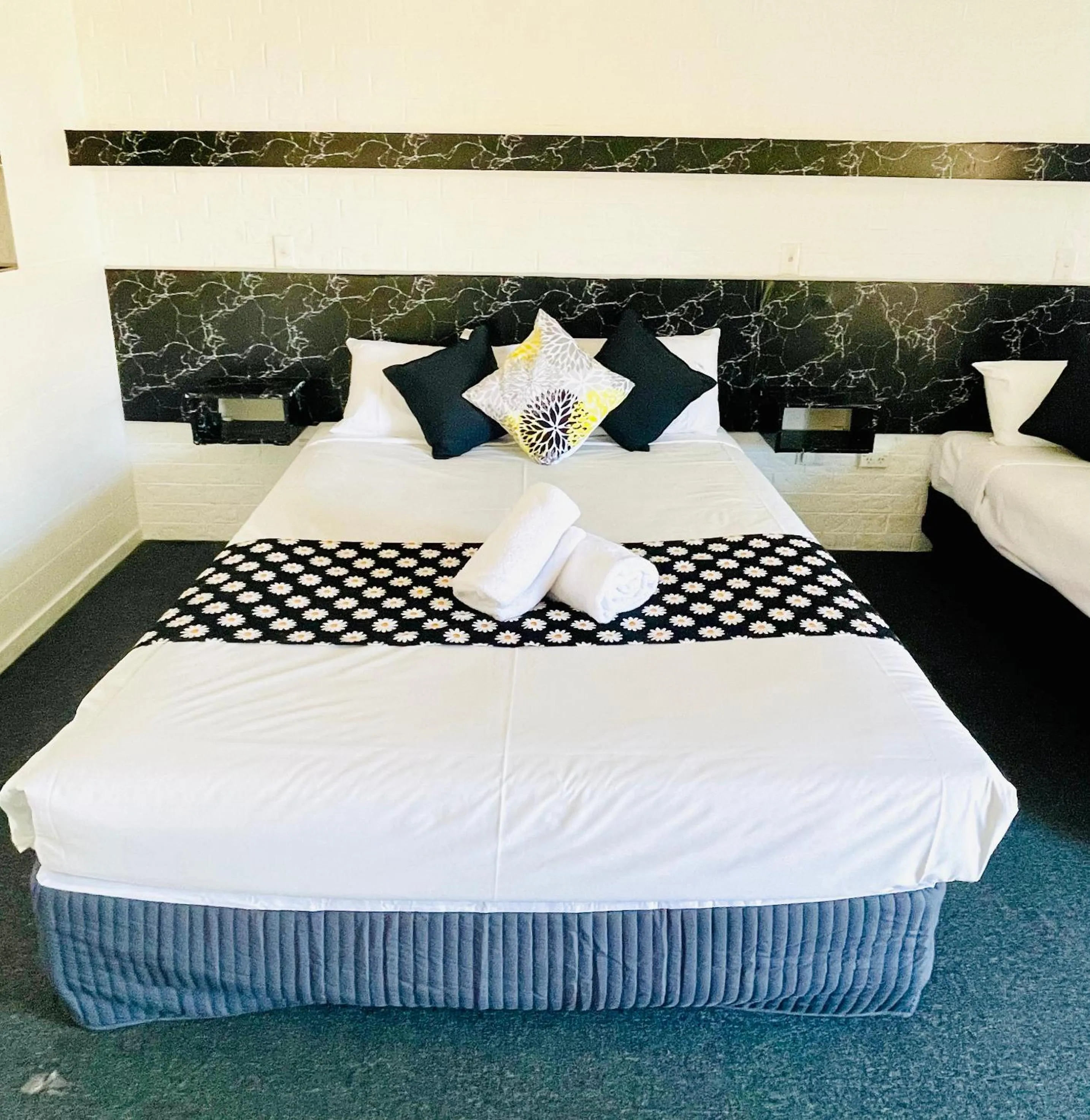 Bed in Jacaranda Place Motor Inn