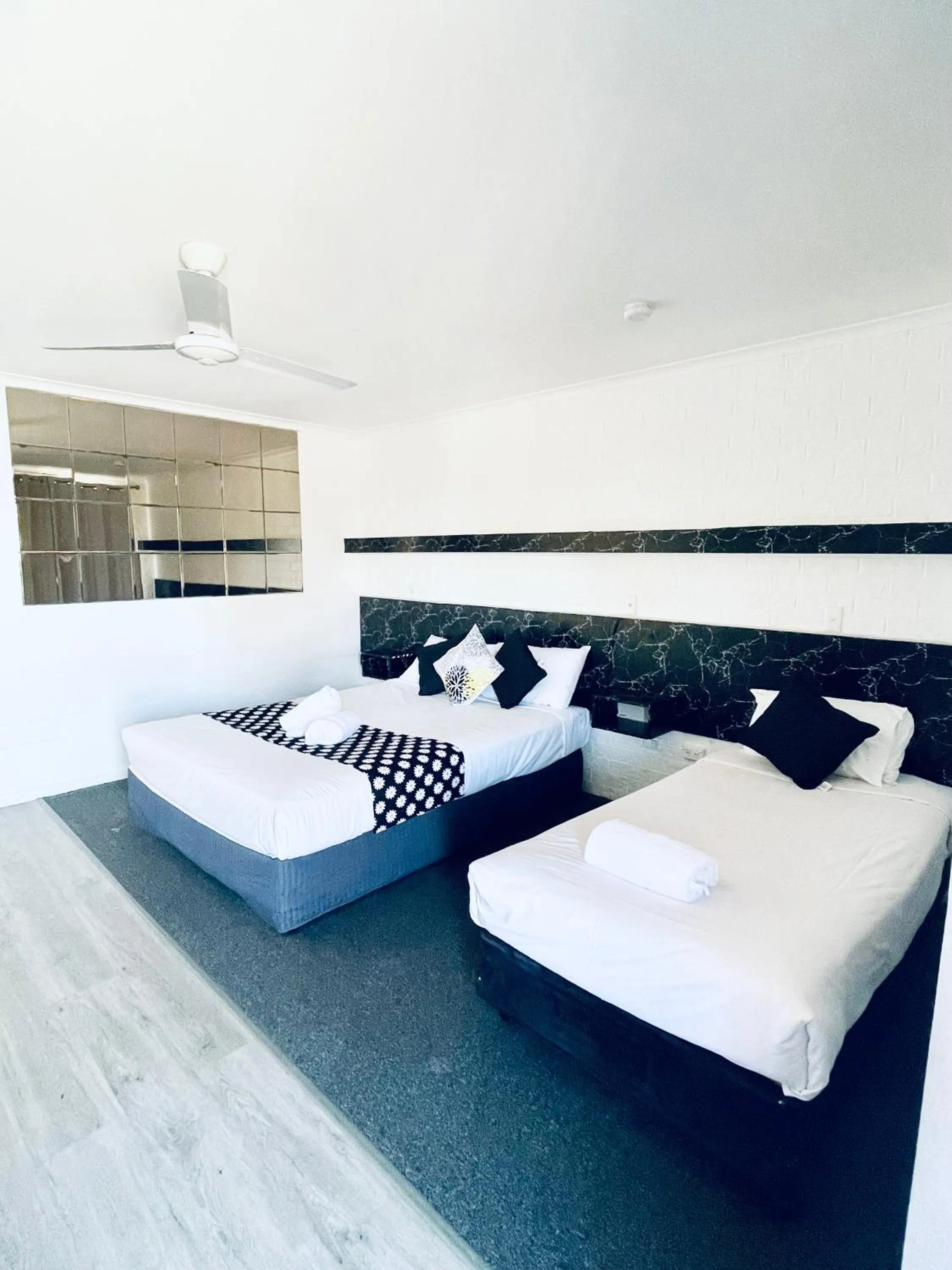 Bed in Jacaranda Place Motor Inn