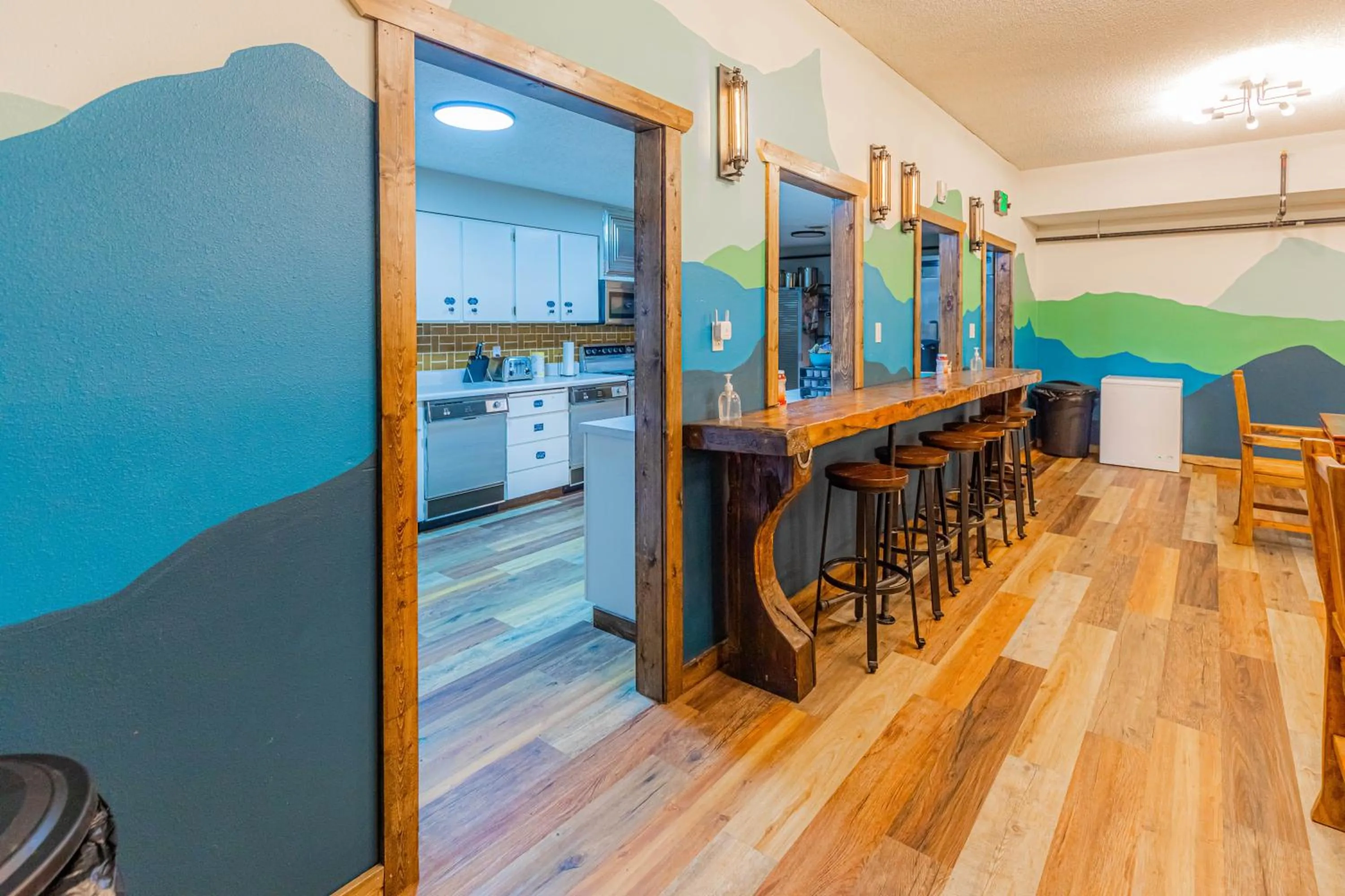 Kitchen or kitchenette in Pintler's Portal Hostel