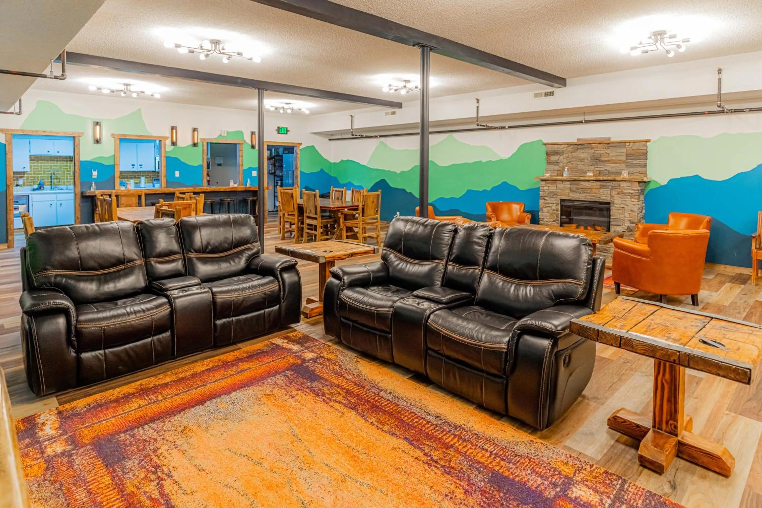 Communal lounge/ TV room in Pintler's Portal Hostel