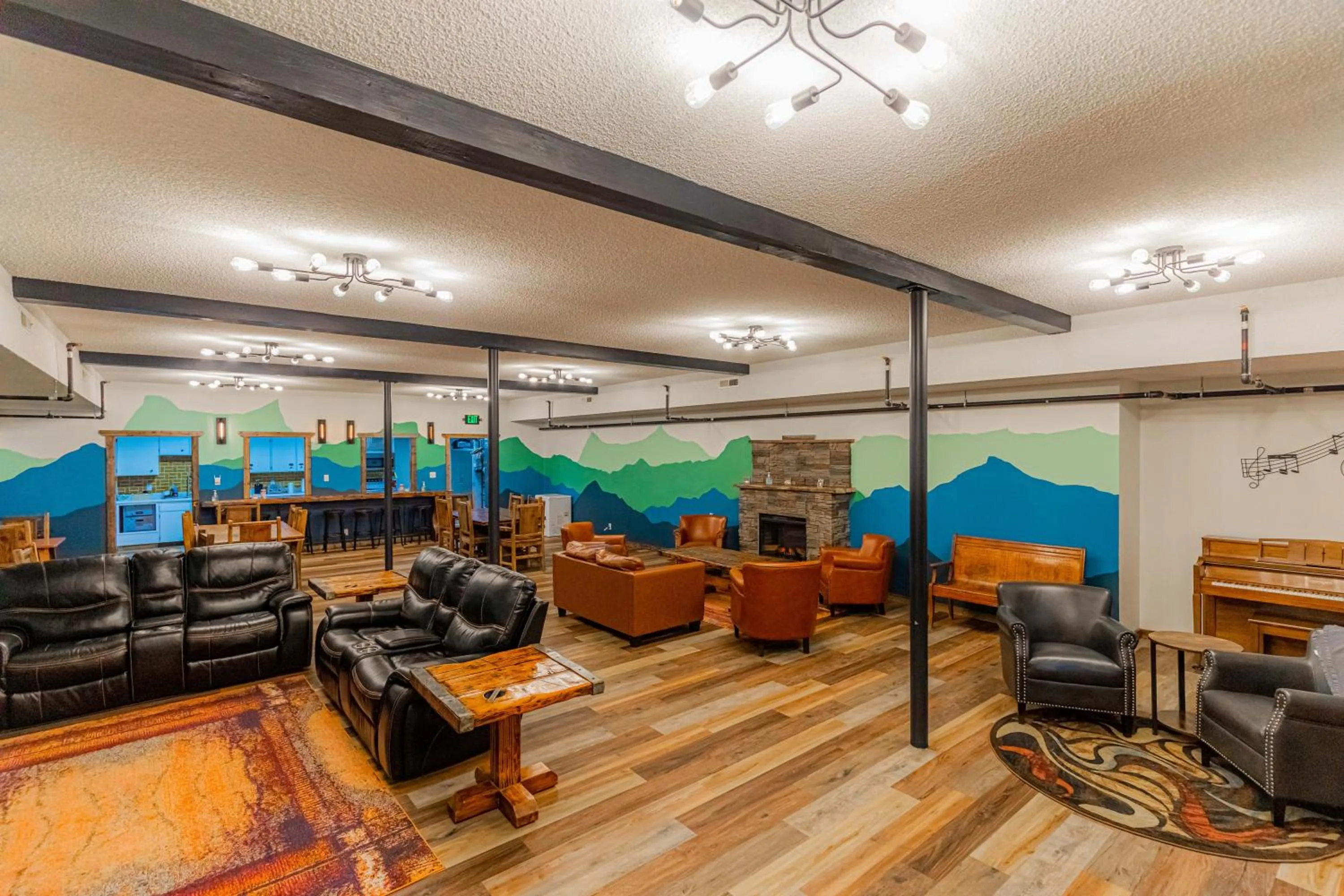 Communal lounge/ TV room in Pintler's Portal Hostel